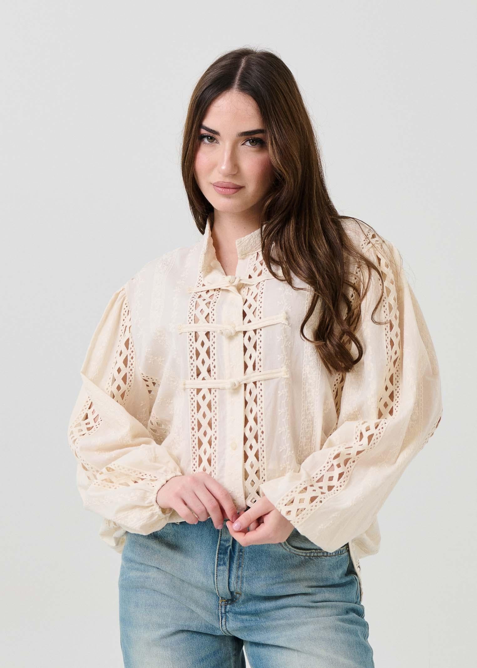 Camicia Souvenir panna con bottoni e alamari - Image 2