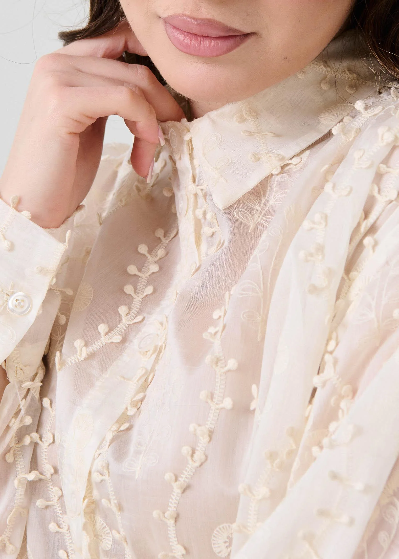 Camicia trasparente Haveone panna con ricami floreali - Image 3
