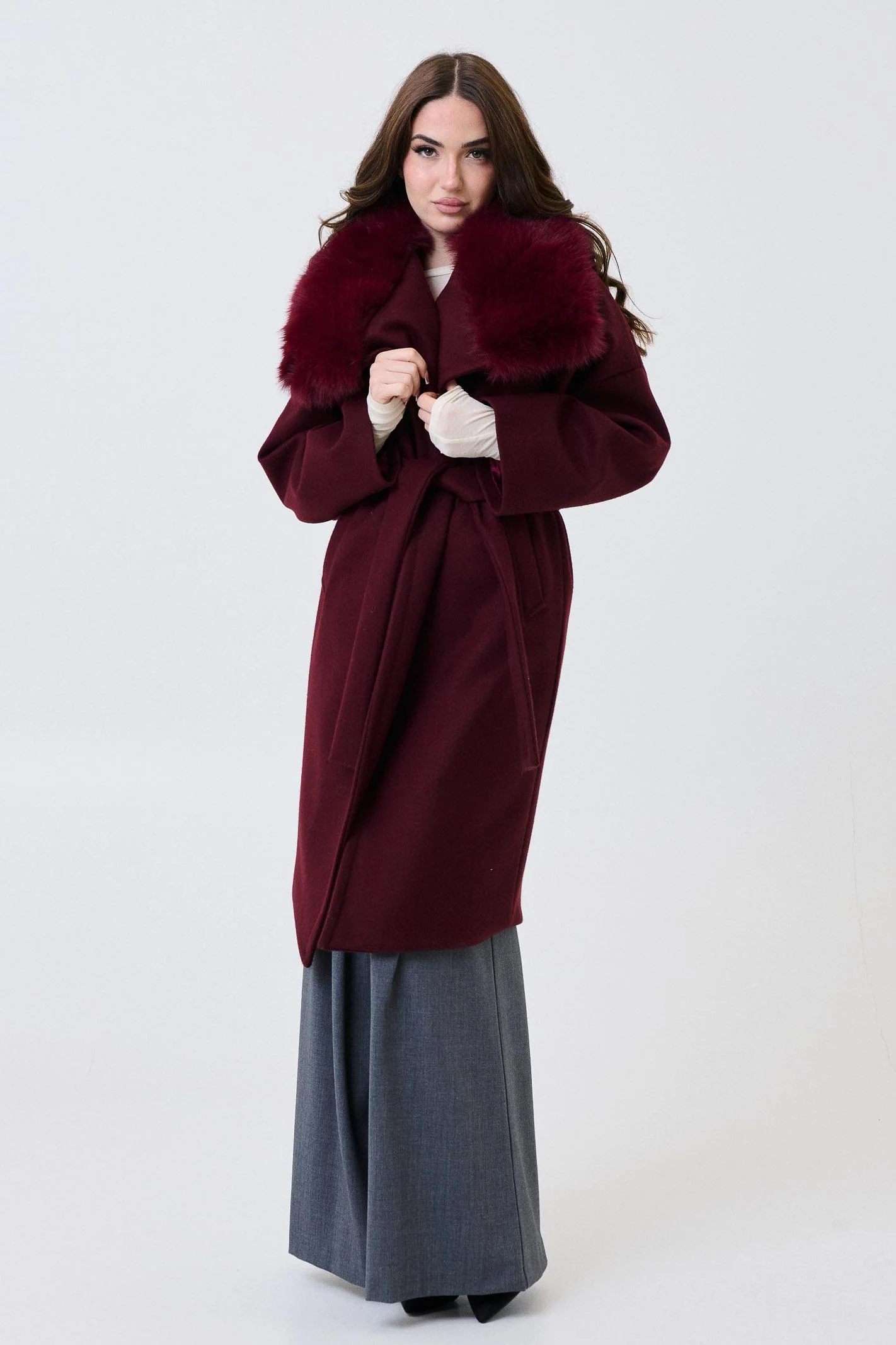 Cappotto Armoire bordeaux con rever in ecopelliccia