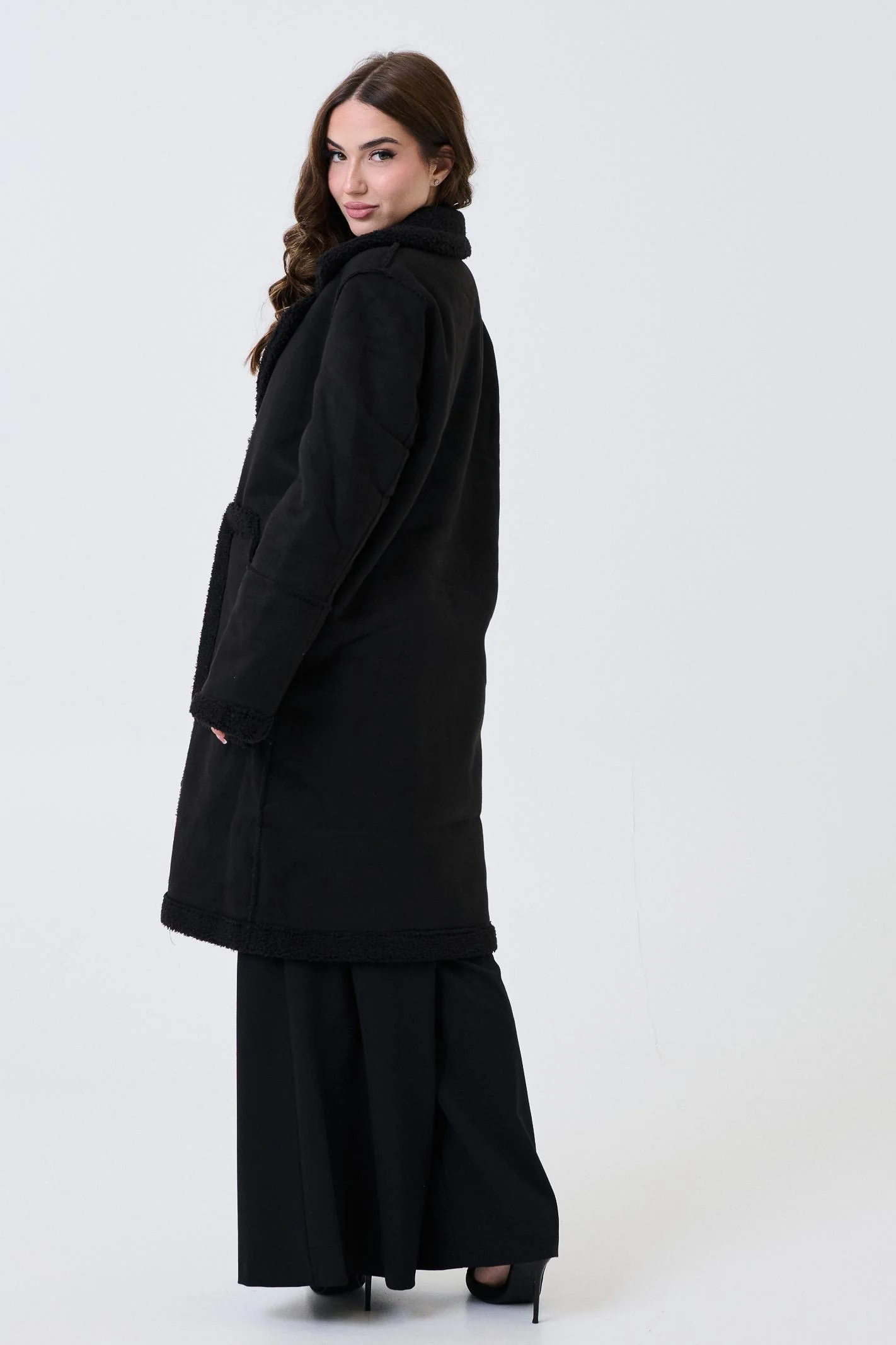Cappotto Armoire nero con inserti in teddy - Image 3