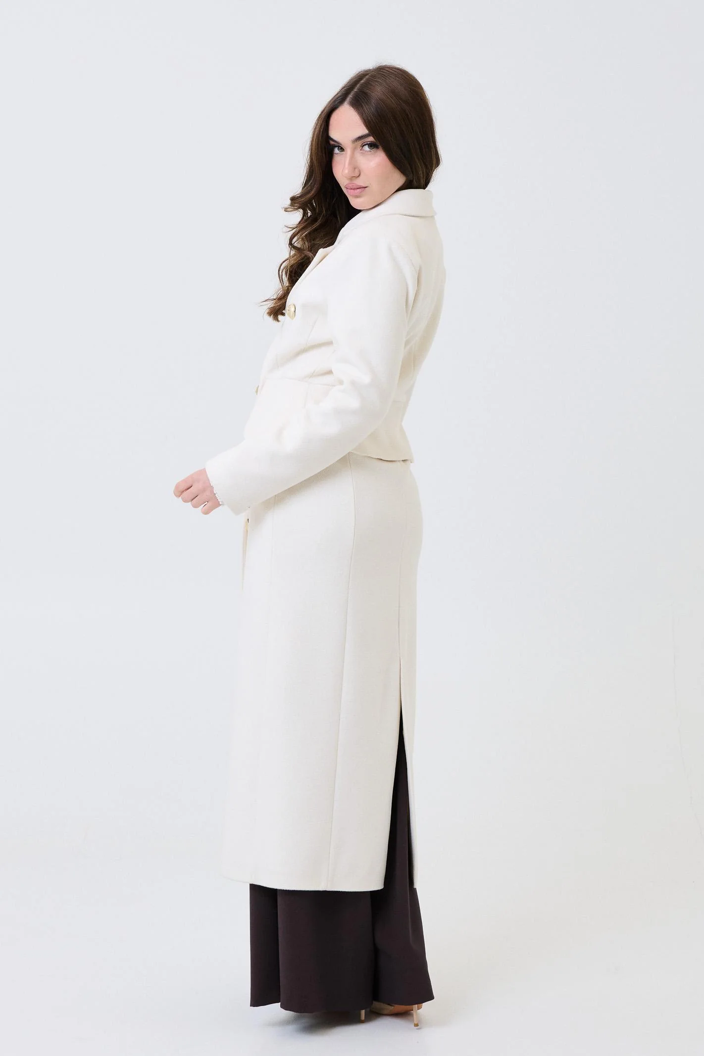 Cappotto doppiopetto lungo Armoire panna con bottoni dorati - Image 3