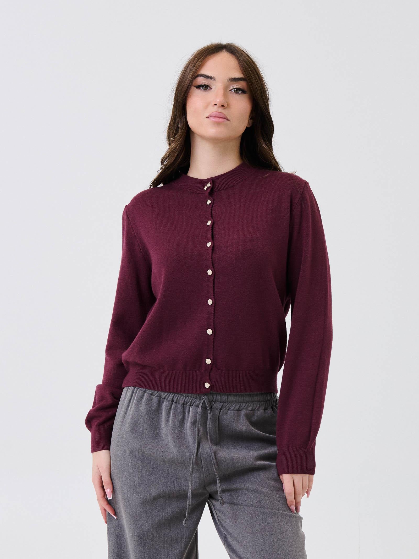 Cardigan Armoire bordeaux con bottoni gioiello