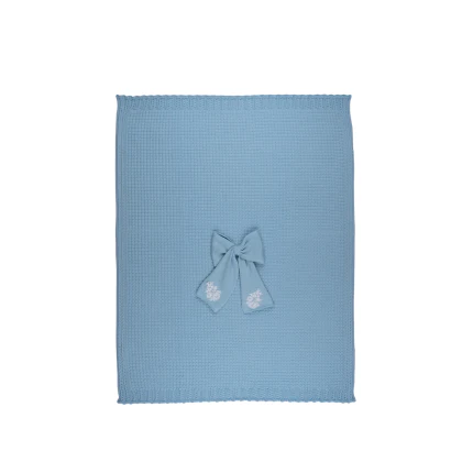 Coperta Marlù azzurra con fiocco centrale con ricamo in pizzo