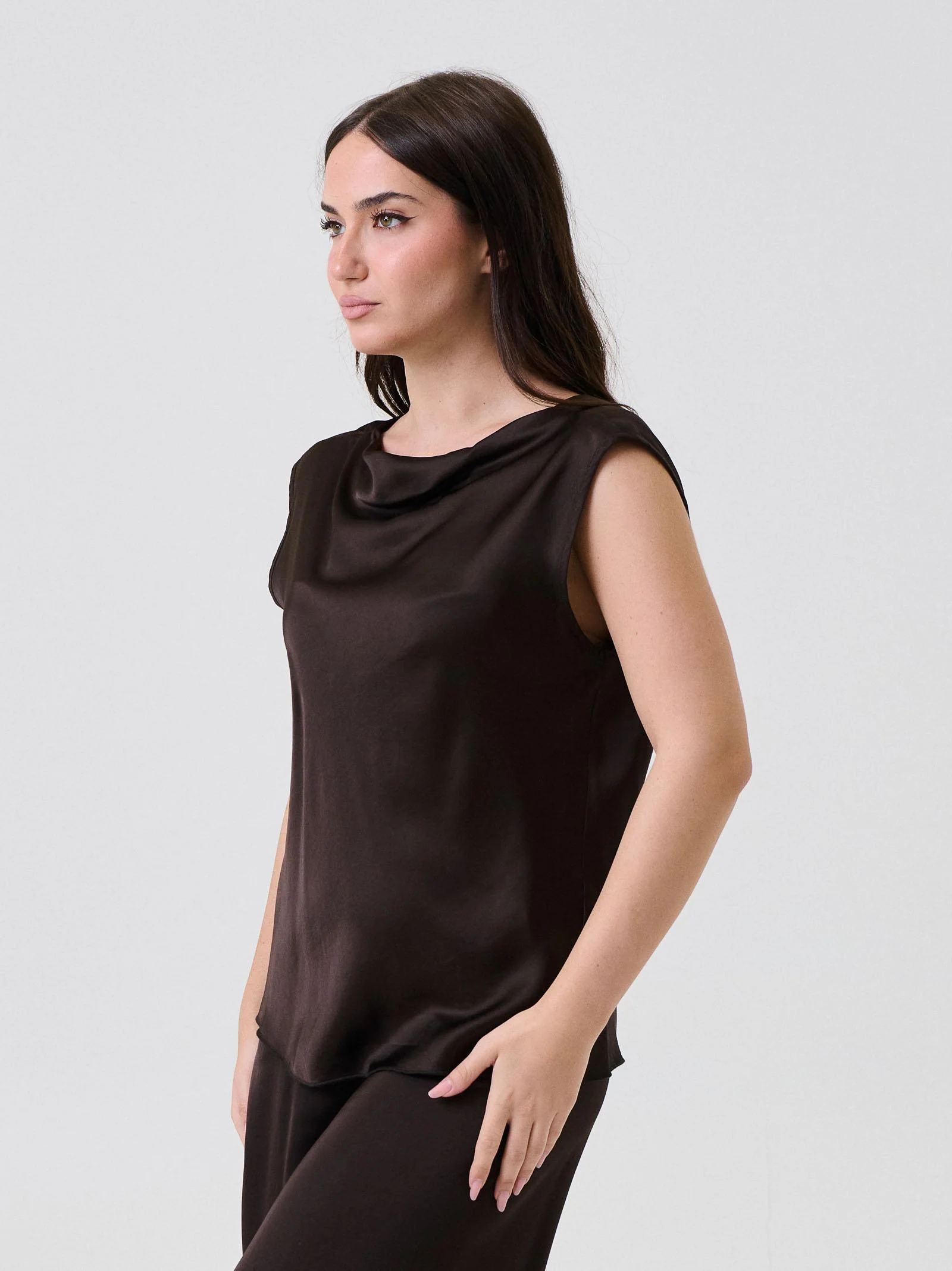 Bluse satinata Armoire marrone con scollo morbido - Image 2