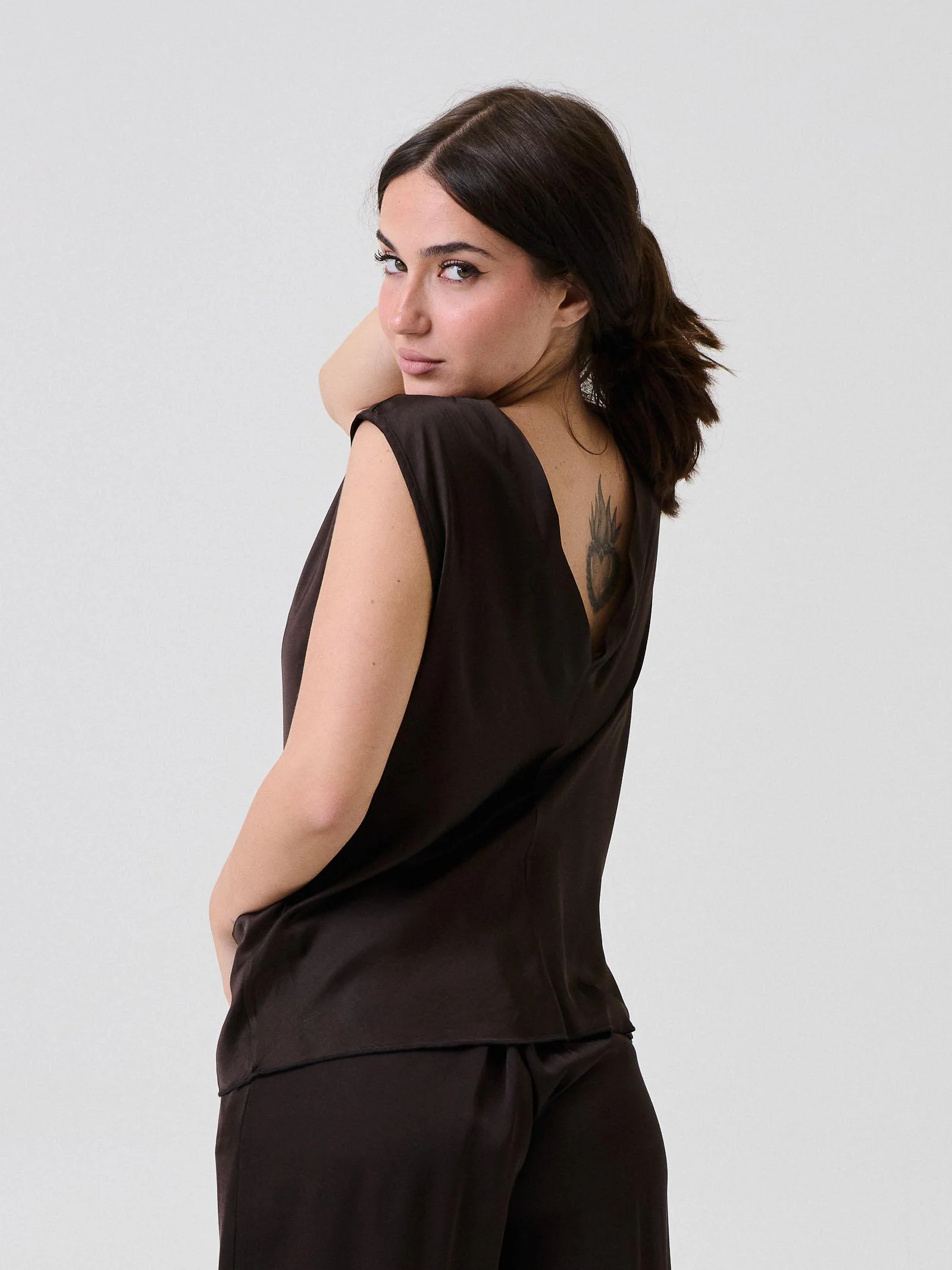 Bluse satinata Armoire marrone con scollo morbido - Image 3
