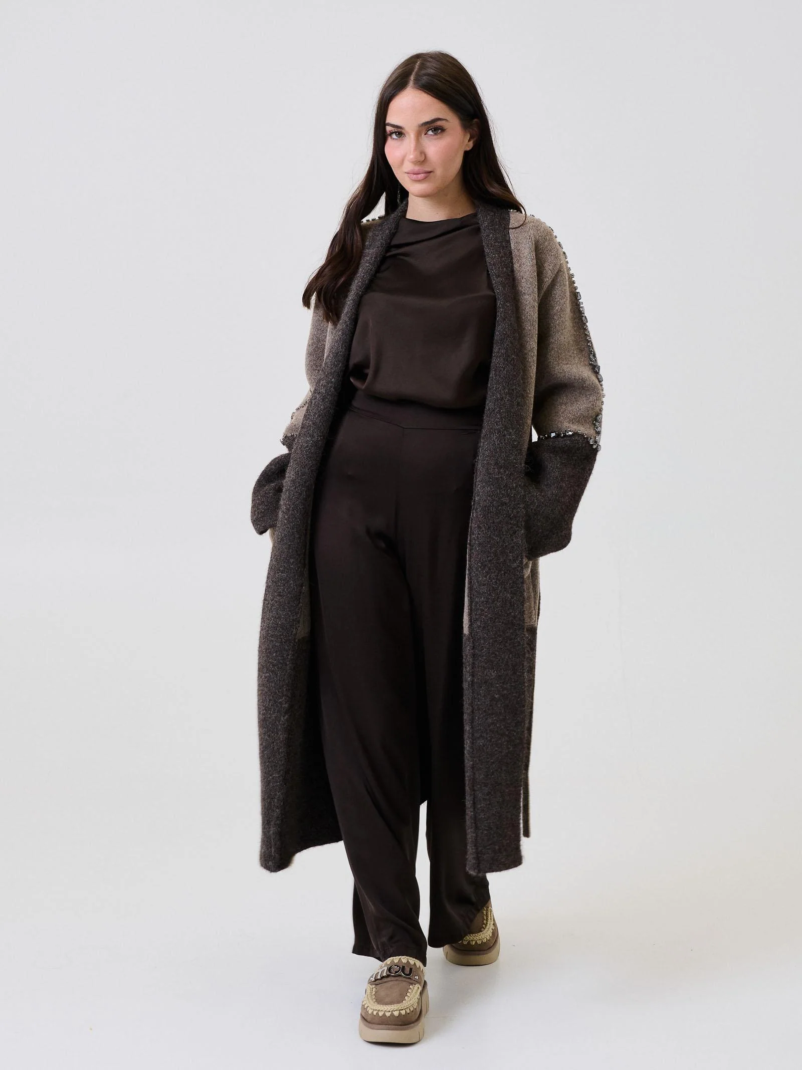 Bluse satinata Armoire marrone con scollo morbido - Image 4