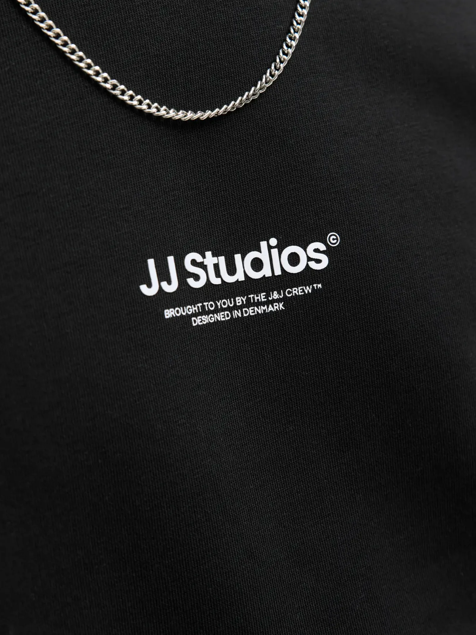 Felpa Jack & Jones nera con stampa a contrasto - Image 4