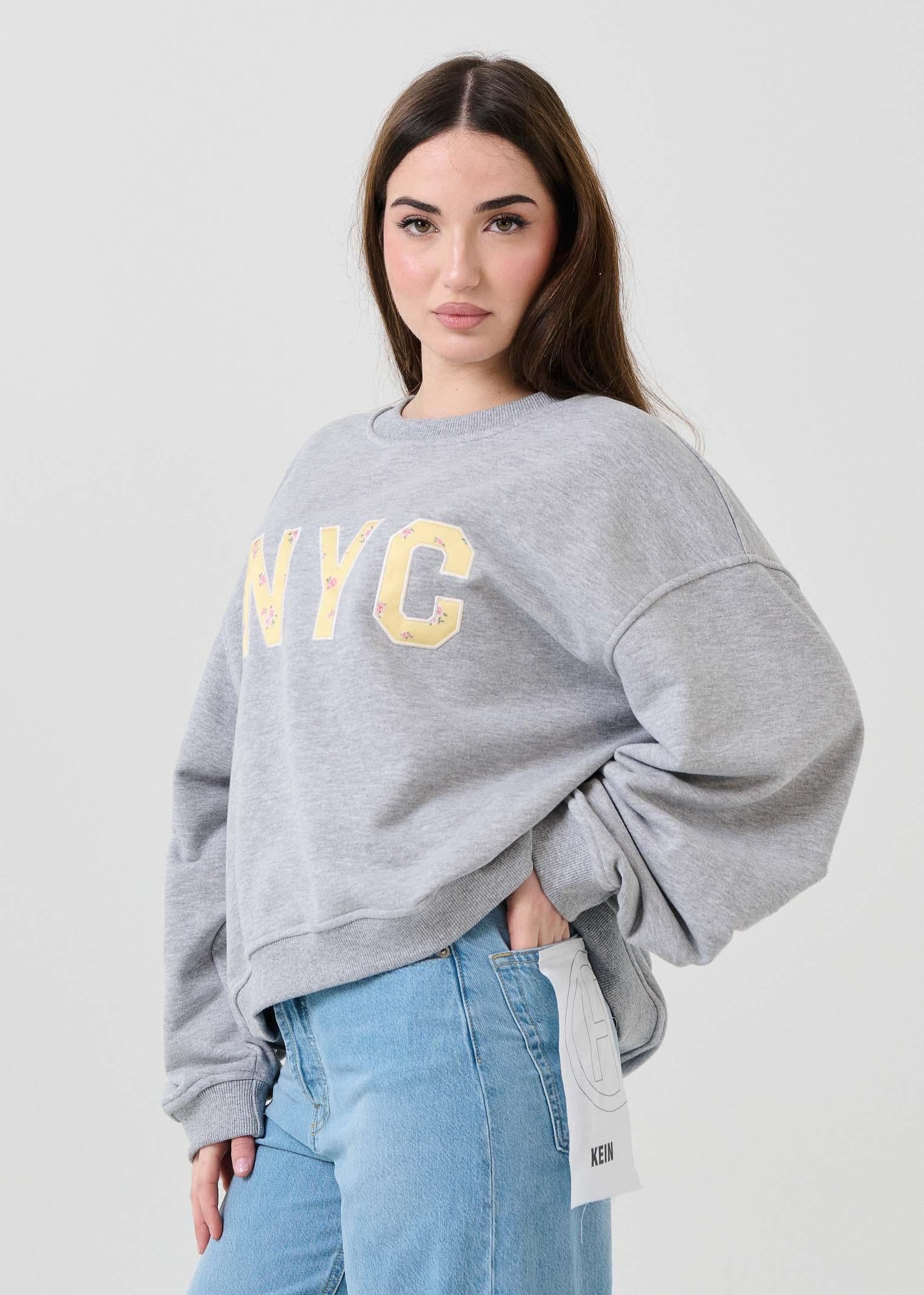 Felpa over Vicolo grigia con patch NYC floreale - Image 2