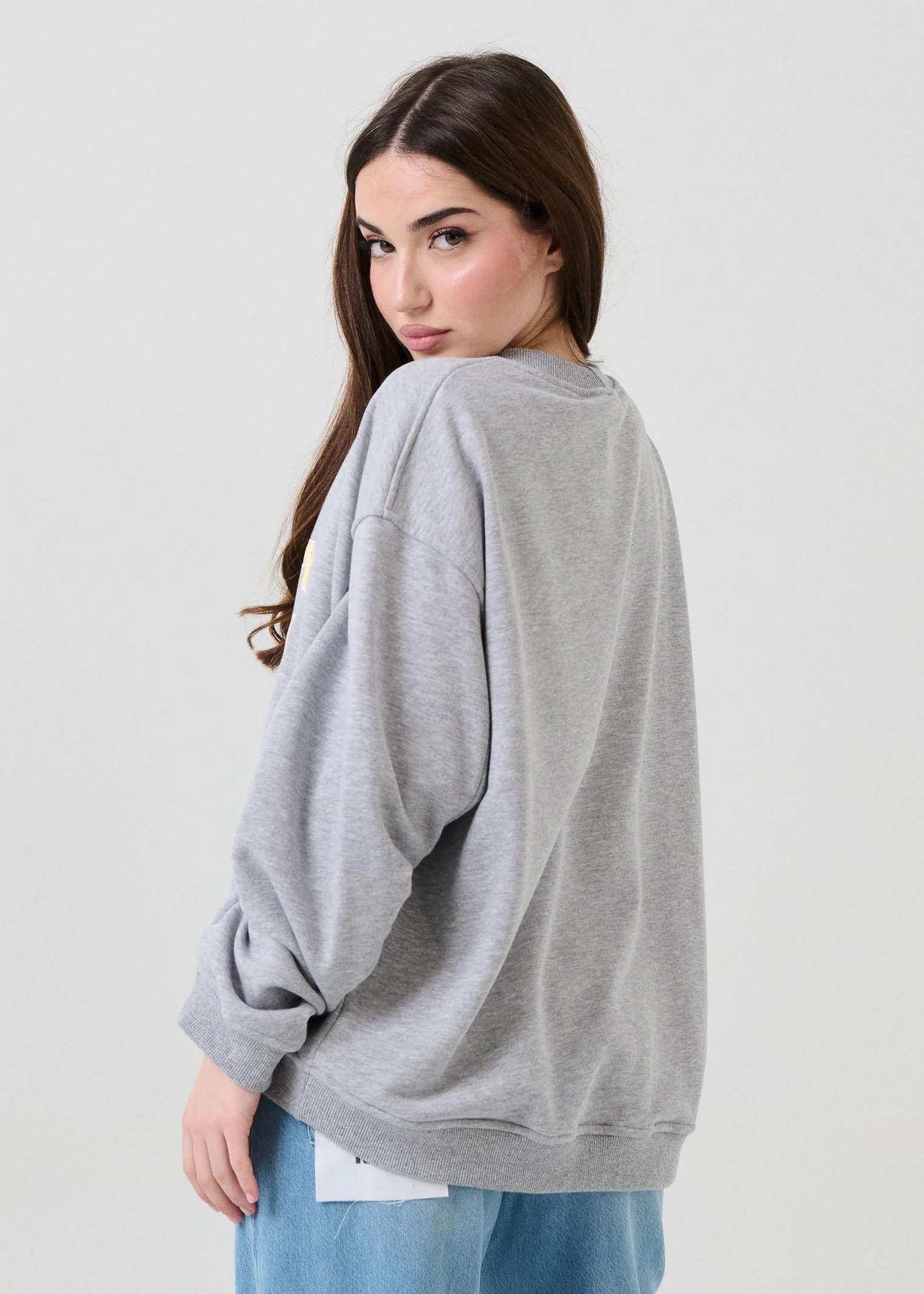 Felpa over Vicolo grigia con patch NYC floreale - Image 3