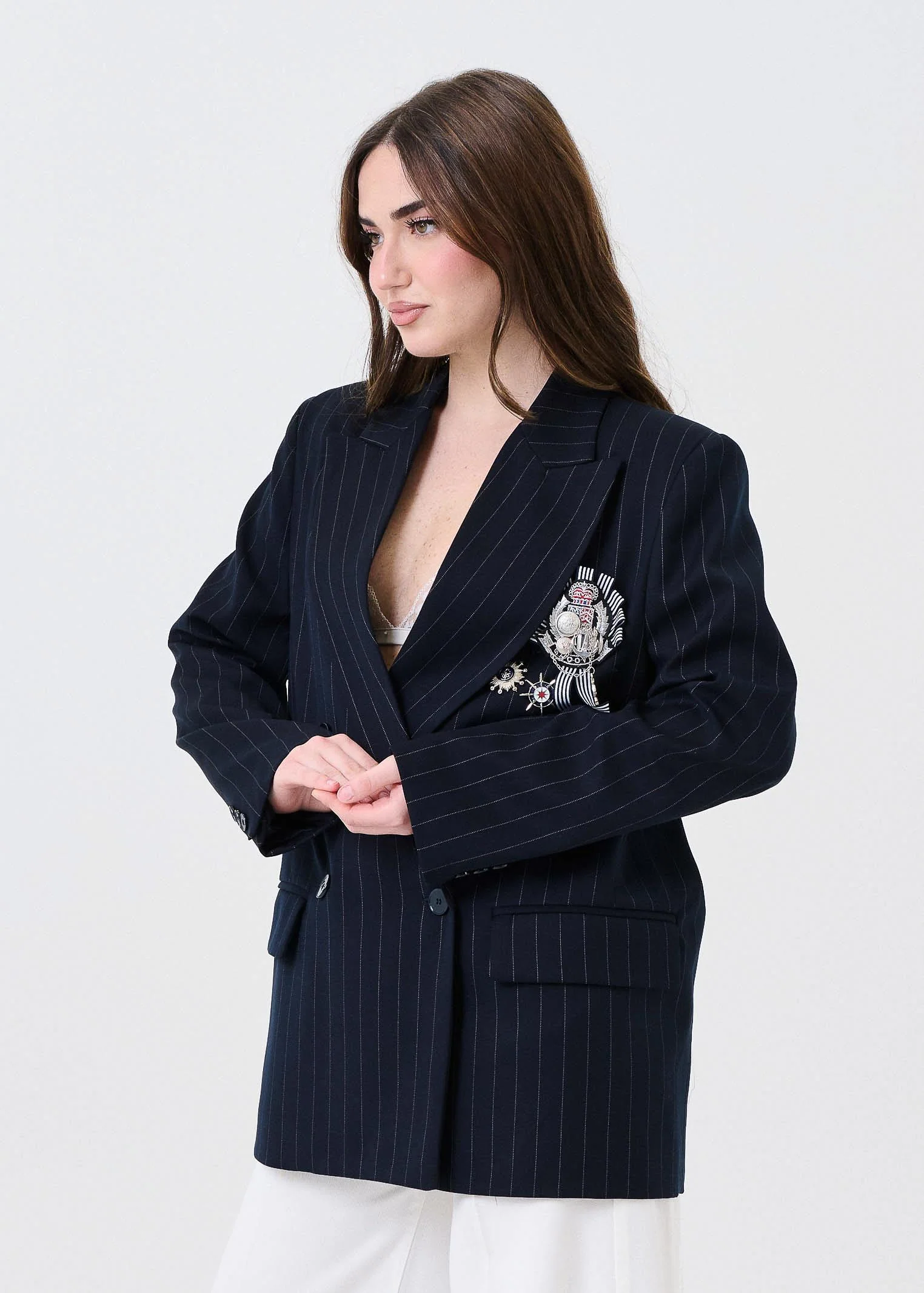 Giacca a righe Vicolo blu con spille stile college - Image 2