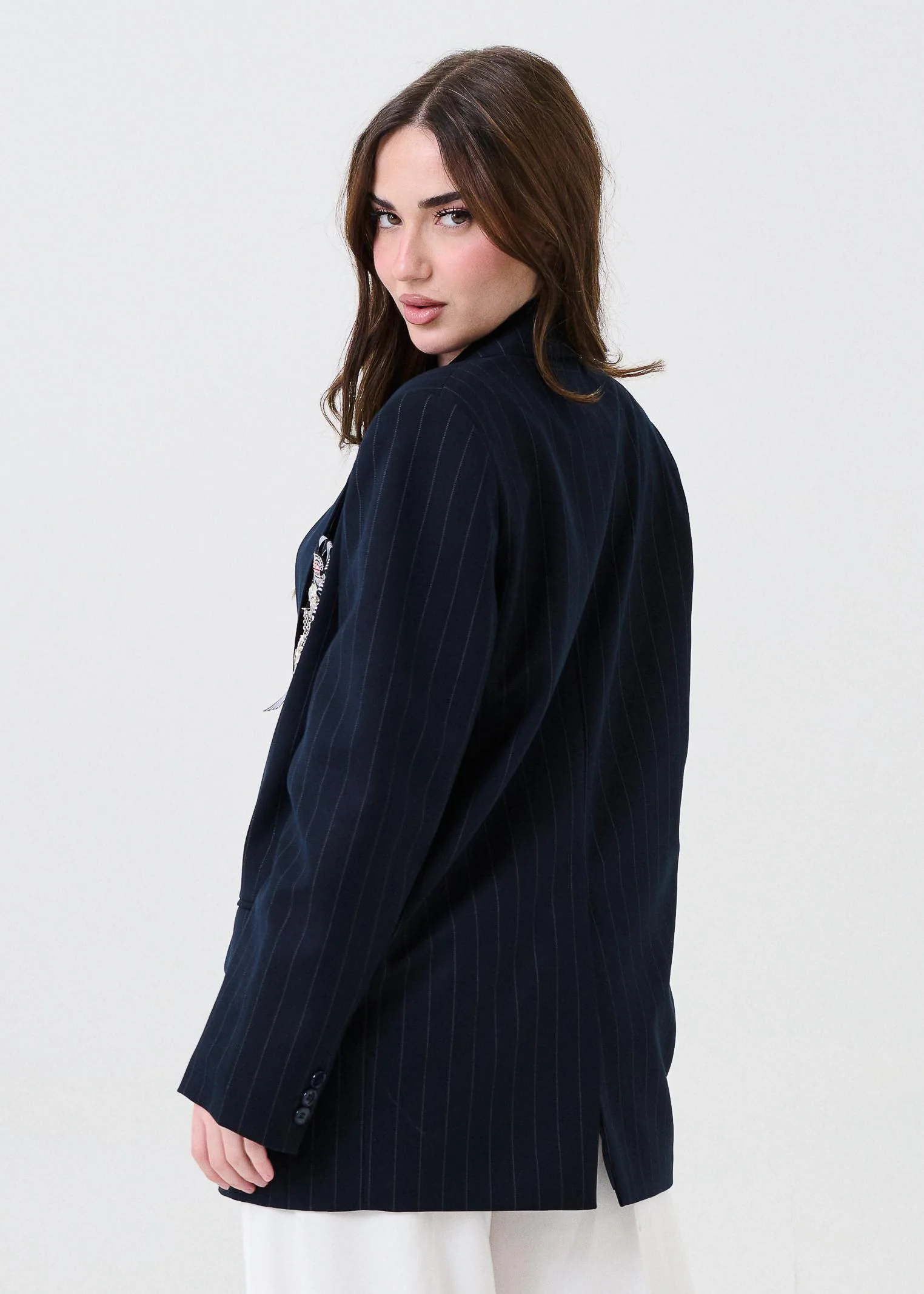 Giacca a righe Vicolo blu con spille stile college - Image 4