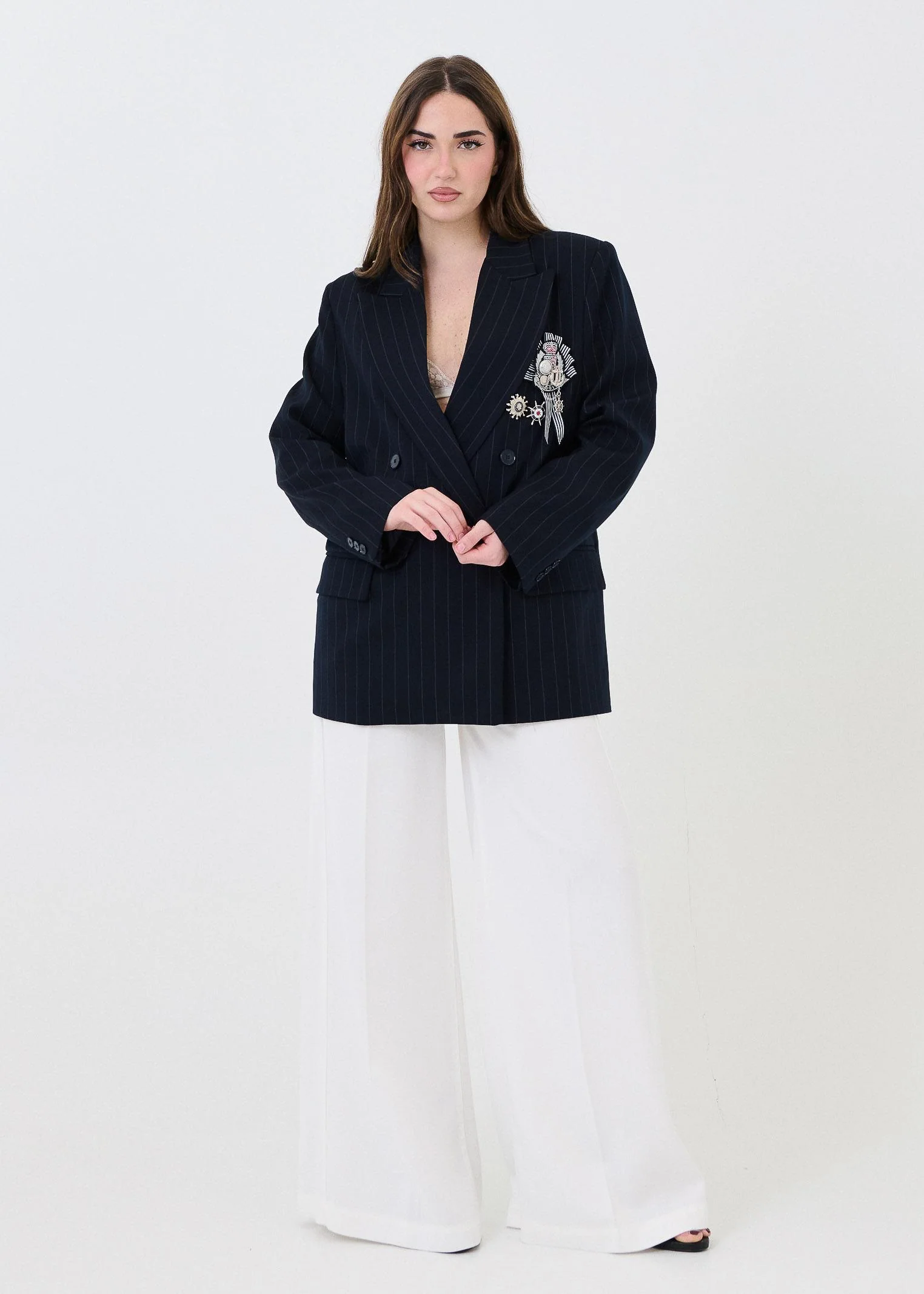 Giacca a righe Vicolo blu con spille stile college - Image 5