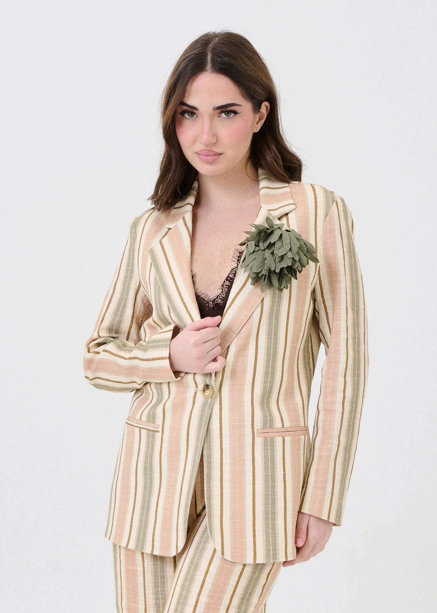 Giacca monopetto Dixie rosa e verde a righe con fiore removibile