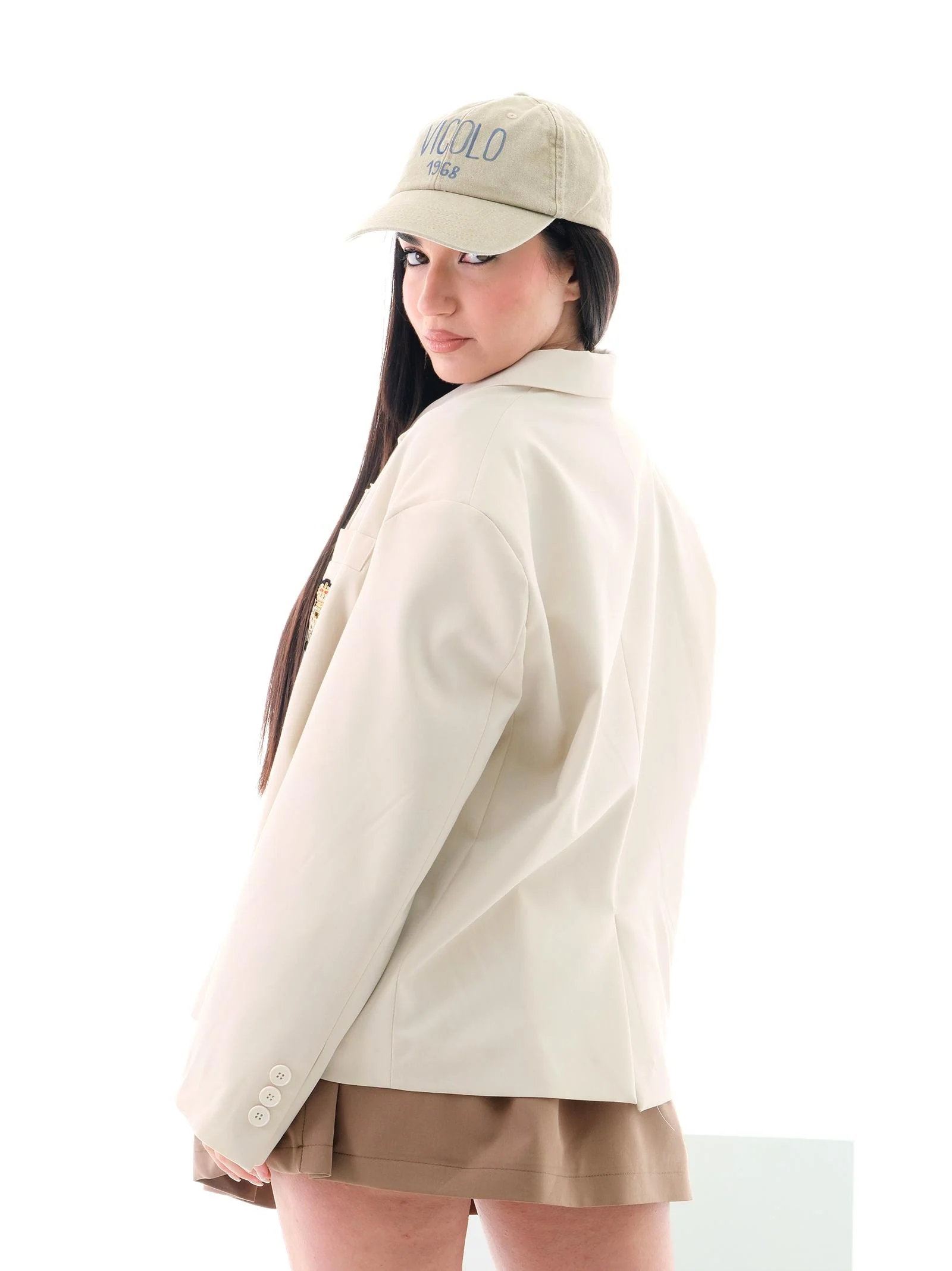 Giacca over cropped Vicolo beige con spille e patch - Image 3