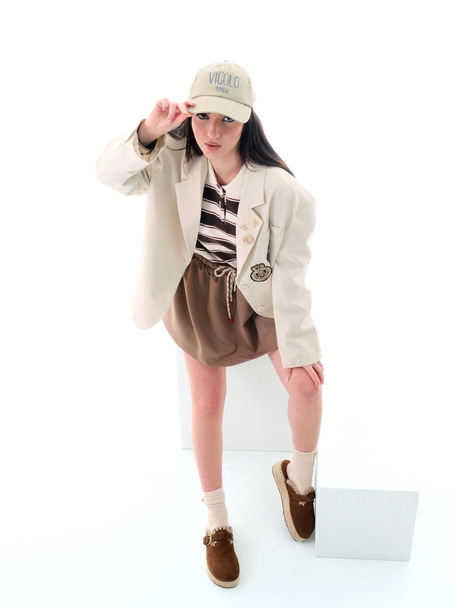 Giacca over cropped Vicolo beige con spille e patch - Image 4