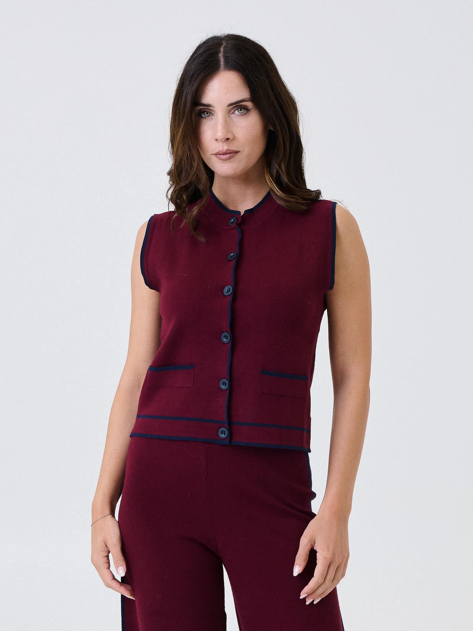 Gilet Kontatto bordeaux con finiture blu navy