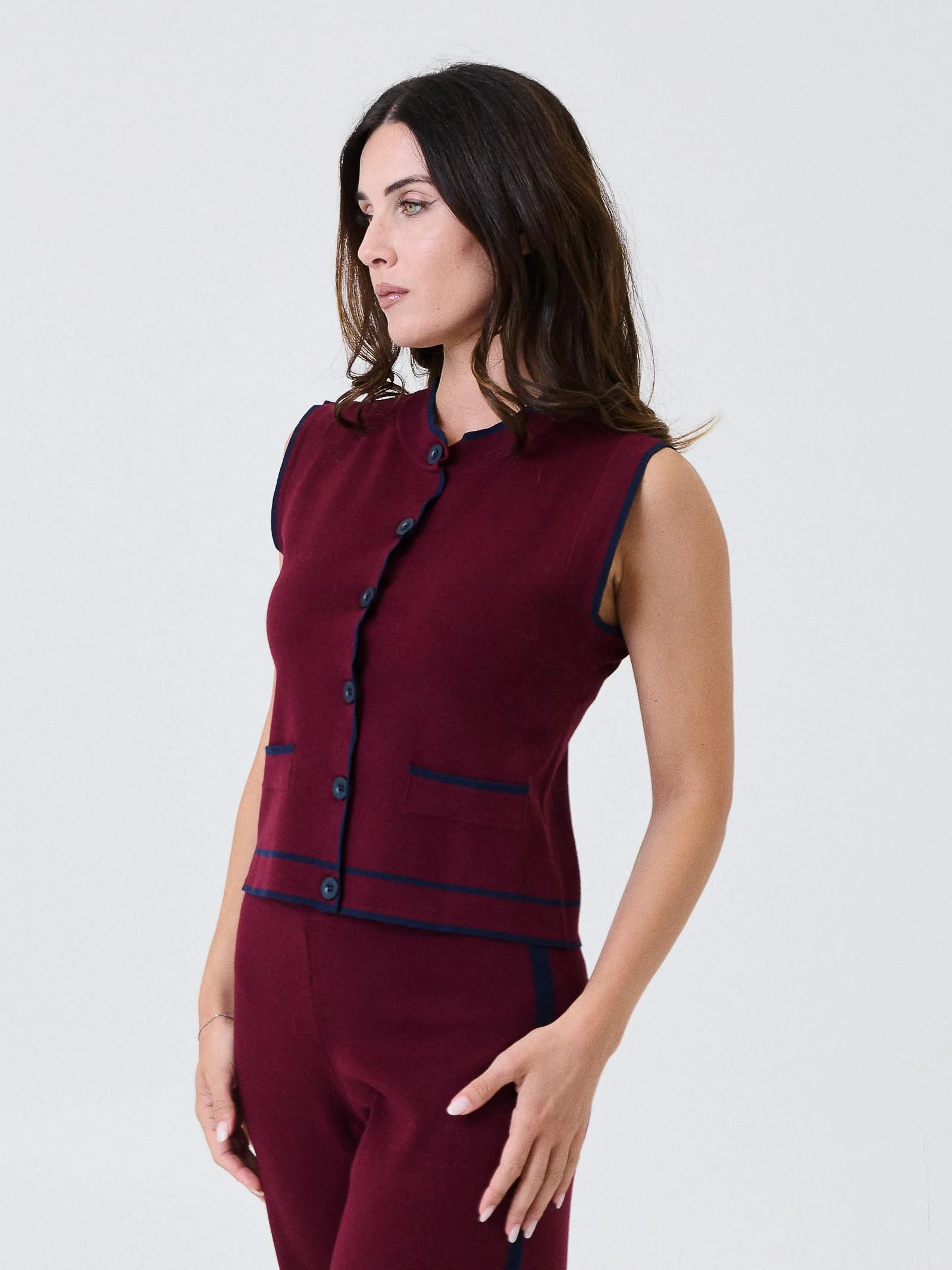 Gilet Kontatto bordeaux con finiture blu navy - Image 2