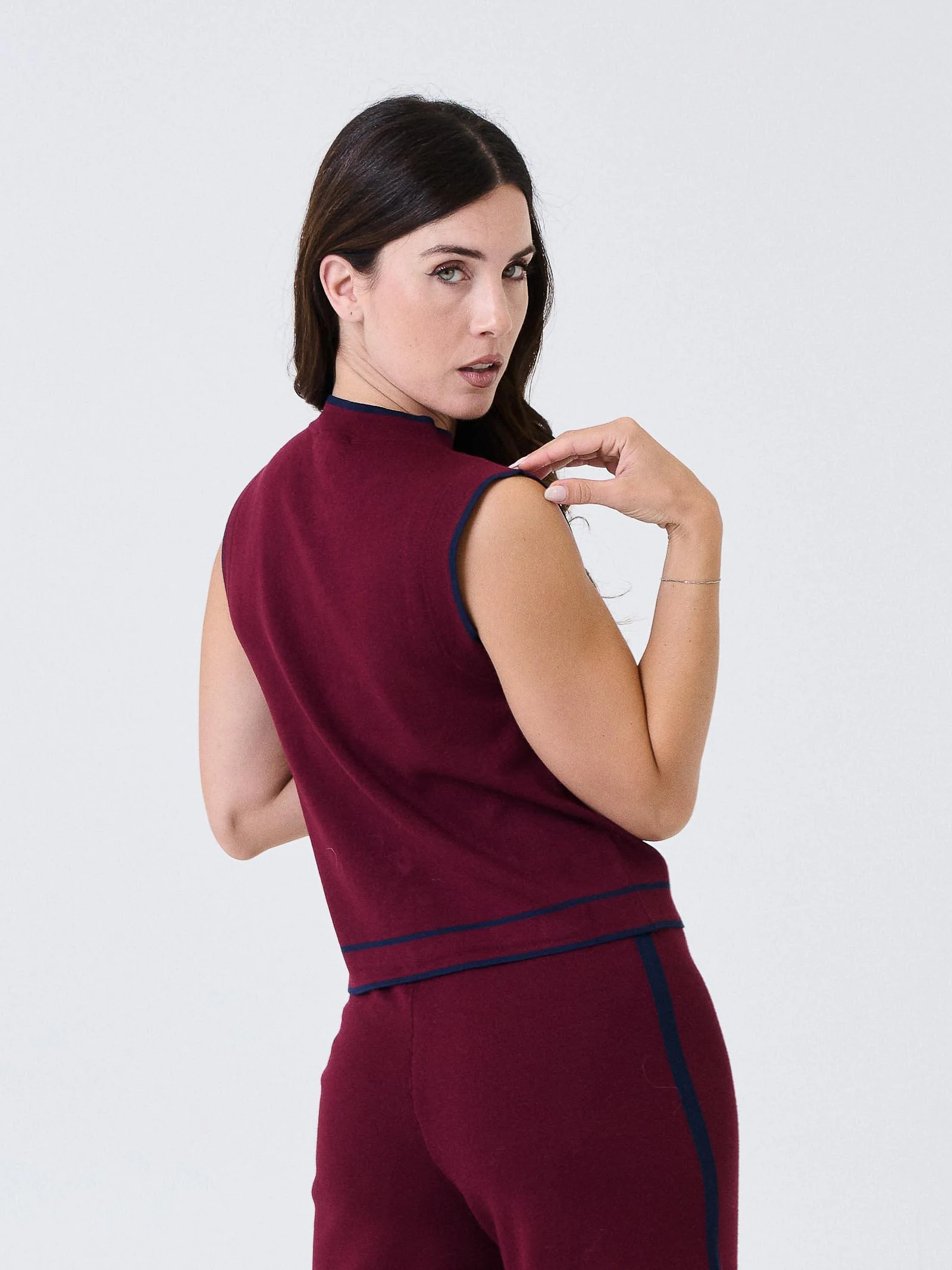 Gilet Kontatto bordeaux con finiture blu navy - Image 3