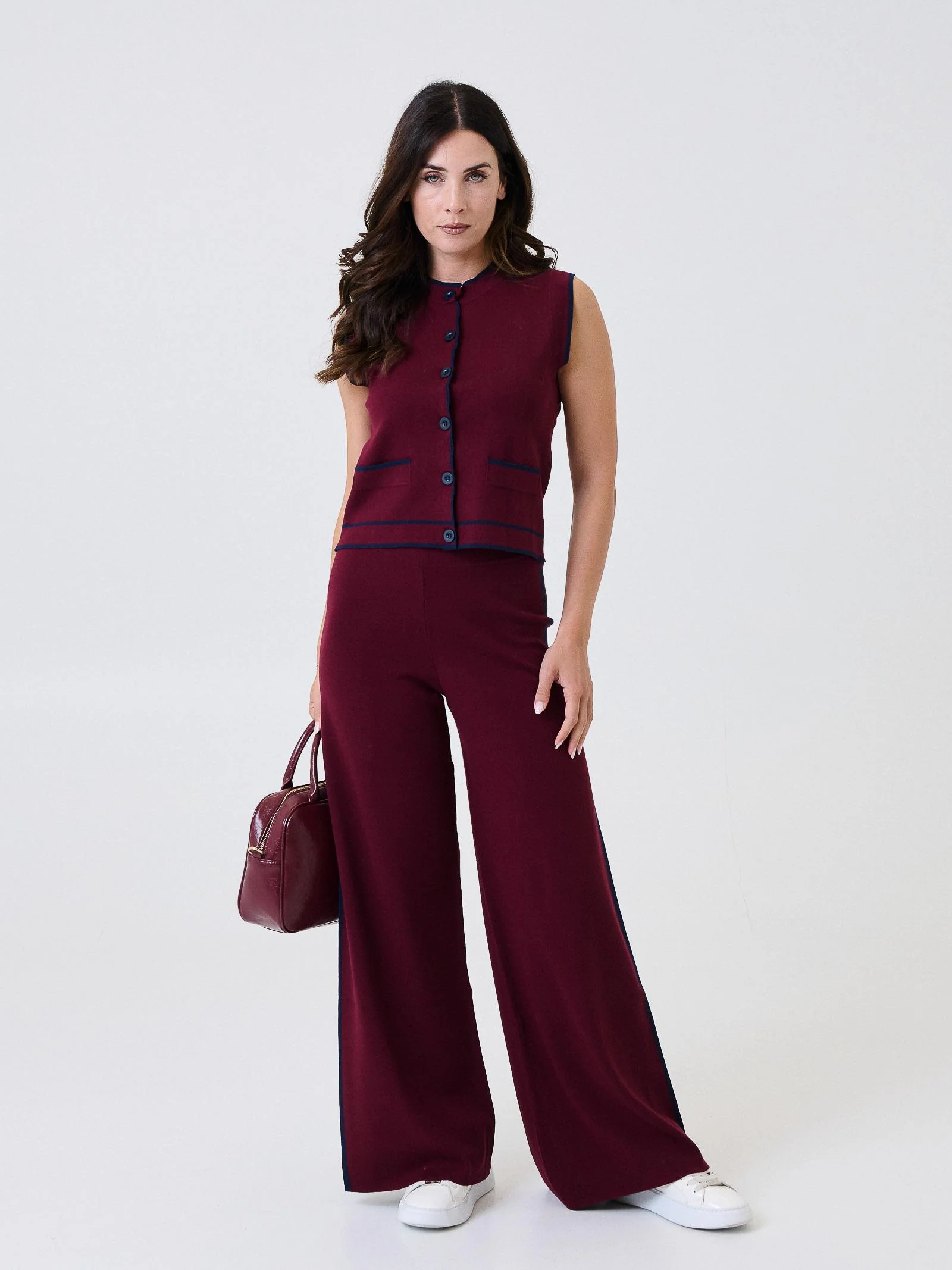 Gilet Kontatto bordeaux con finiture blu navy - Image 4