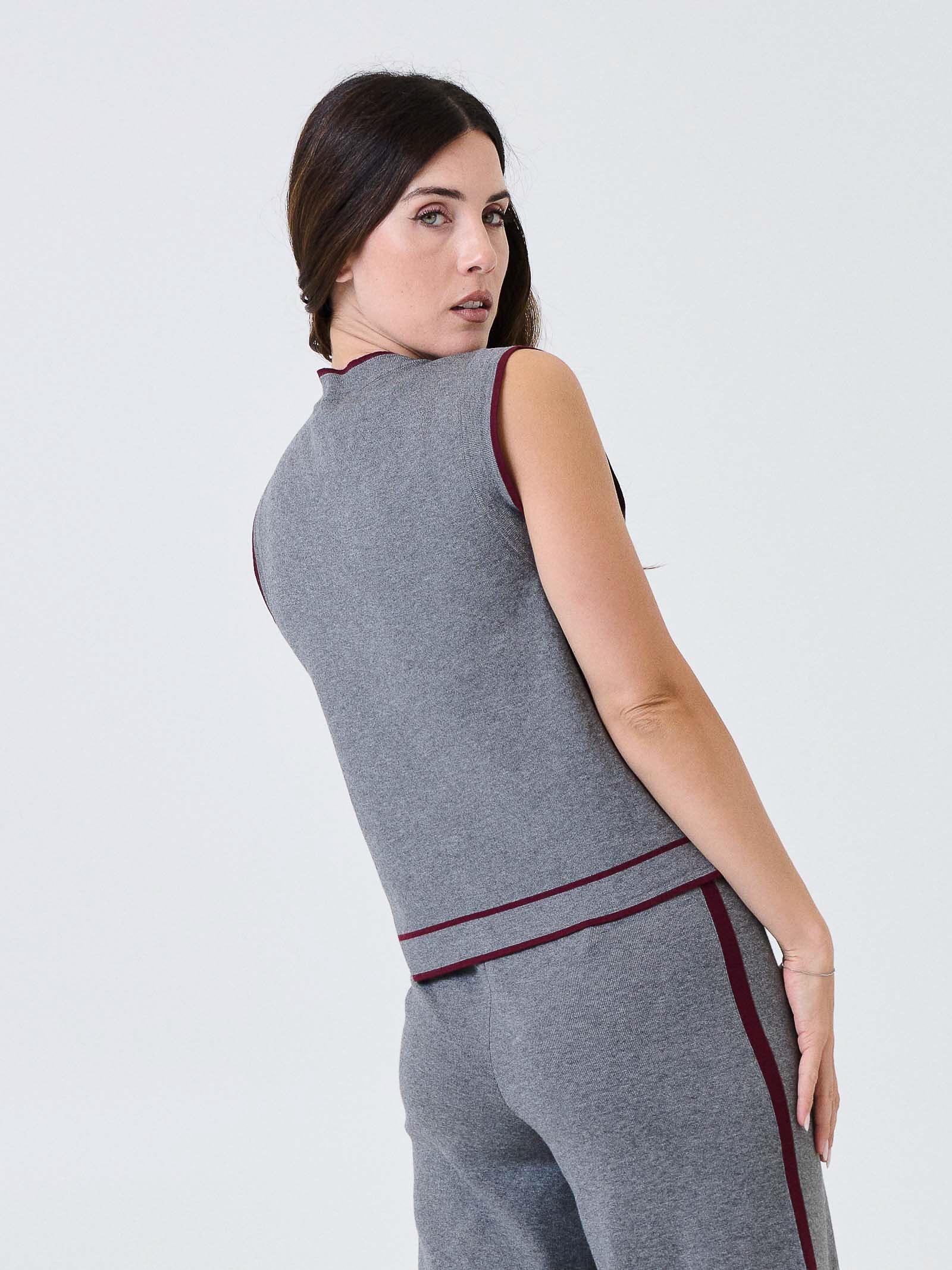 Gilet Kontatto grigio con finiture bordeaux - Image 4