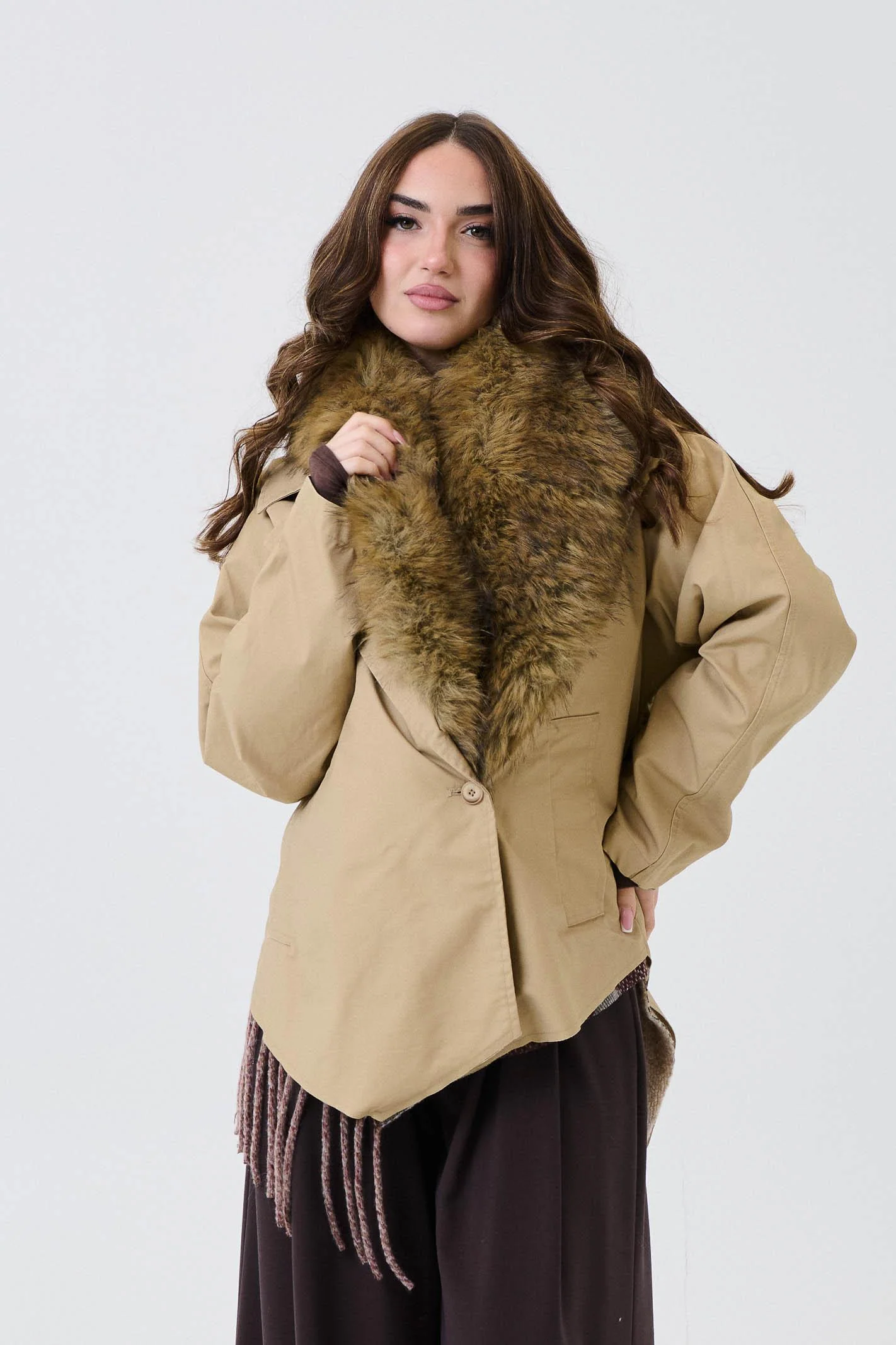 Giubbino Armoire beige con ecopelliccia e cardigan removibili