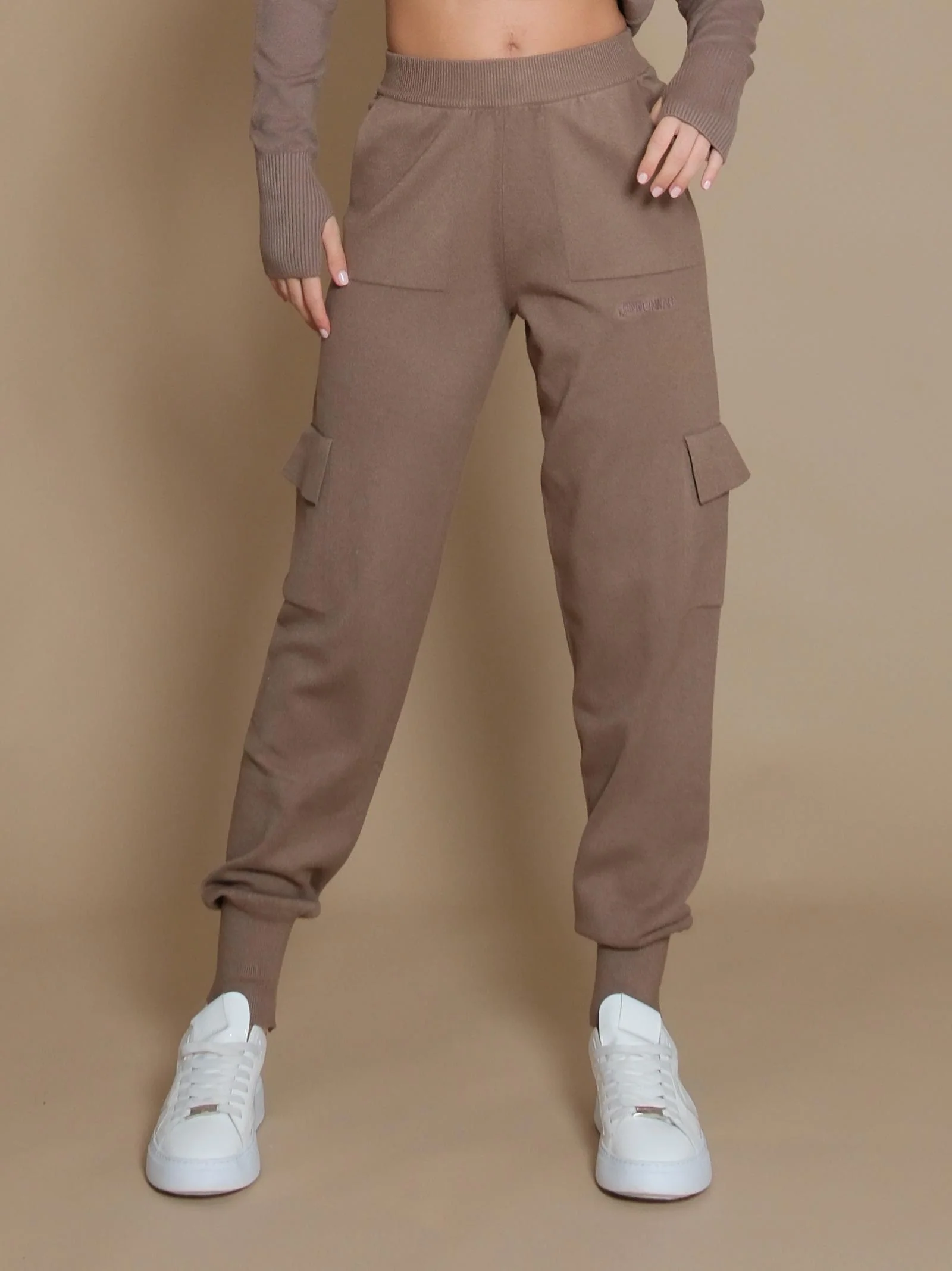 Pantalone Hinnominate cargo in maglia con ricamo tortora