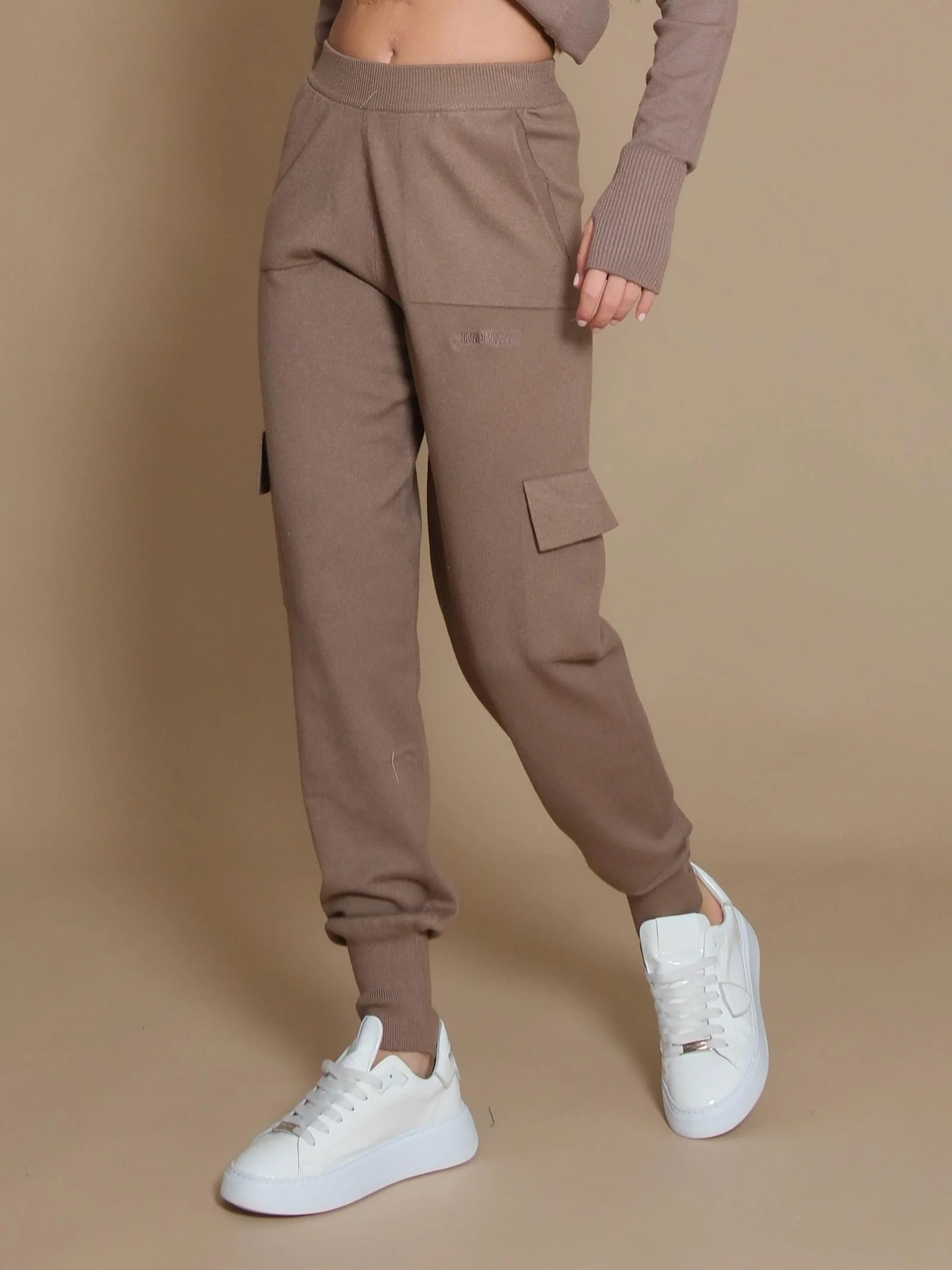 Pantalone Hinnominate cargo in maglia con ricamo tortora - Image 2