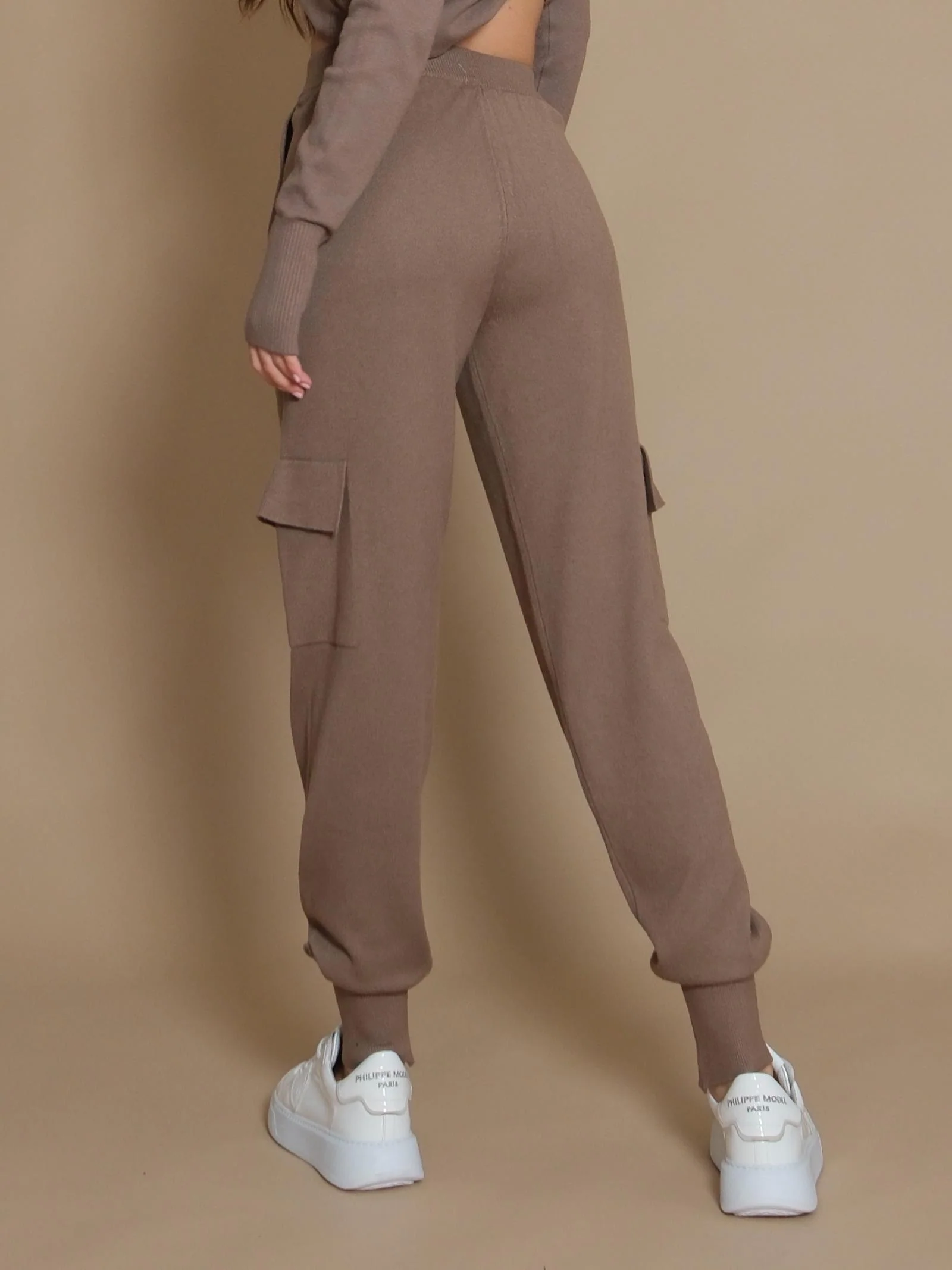 Pantalone Hinnominate cargo in maglia con ricamo tortora - Image 3