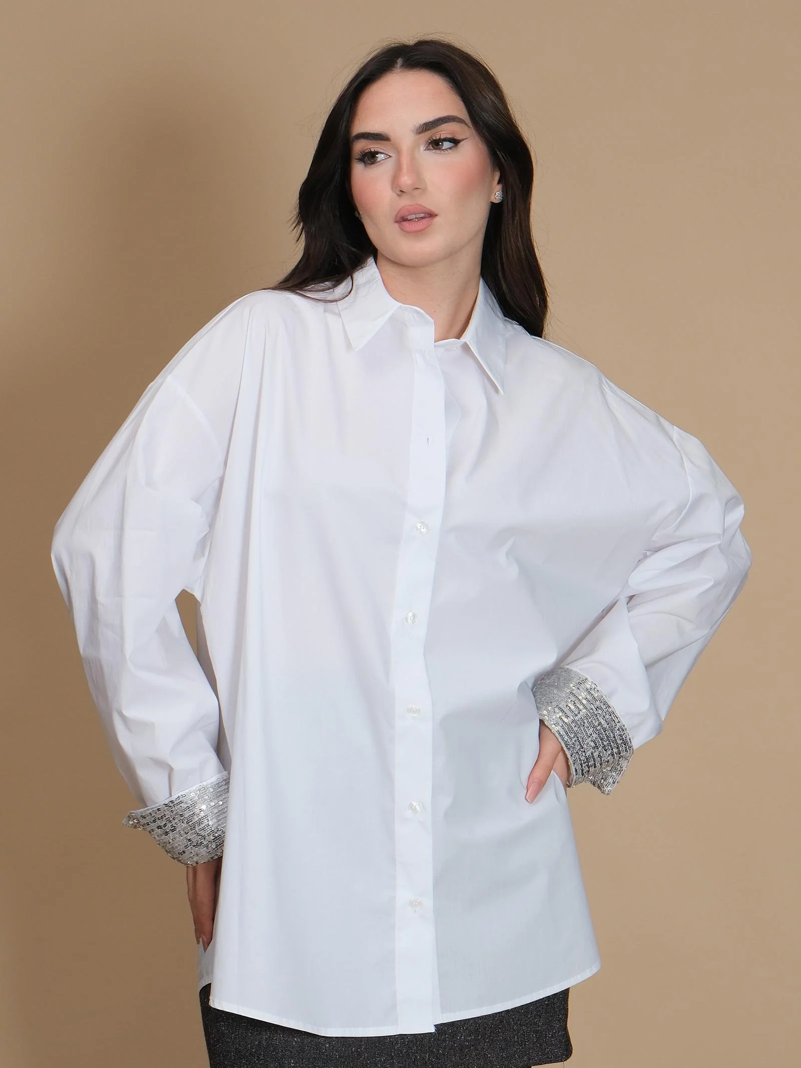 Camicia Imperial bianca over con risvolto maniche con pailettes - Image 2