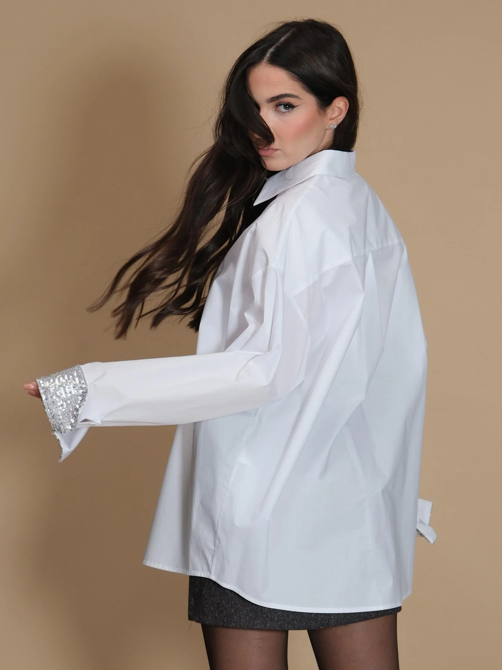 Camicia Imperial bianca over con risvolto maniche con pailettes - Image 3