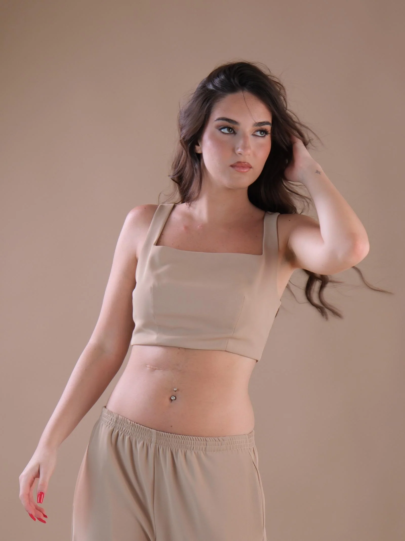 Crop top cammello con scollo quadrato e spalline - Image 2