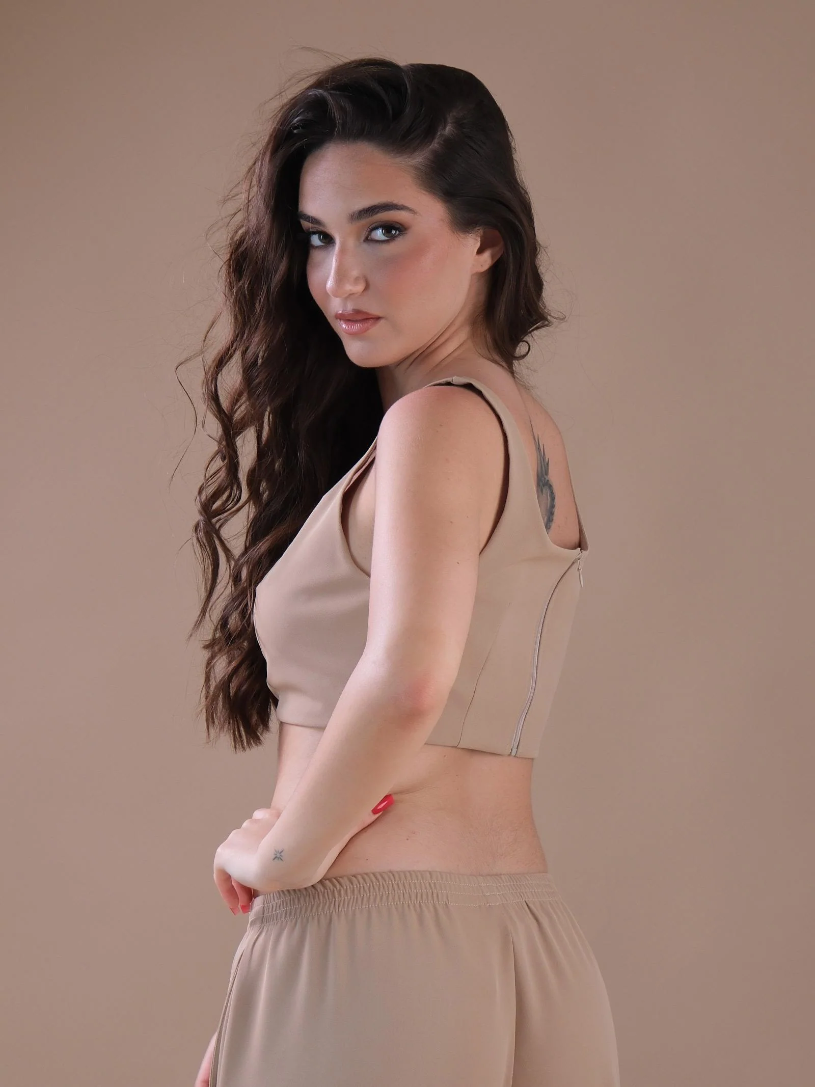 Crop top cammello con scollo quadrato e spalline - Image 3