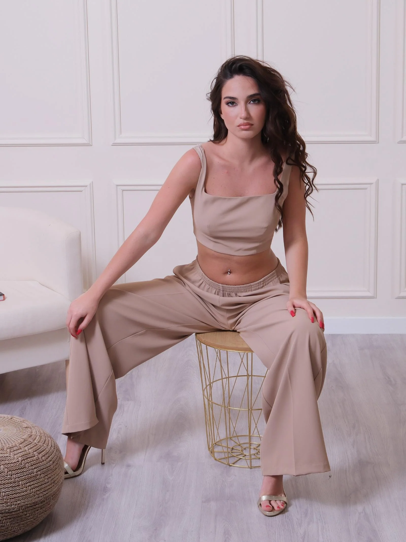 Crop top cammello con scollo quadrato e spalline - Image 4