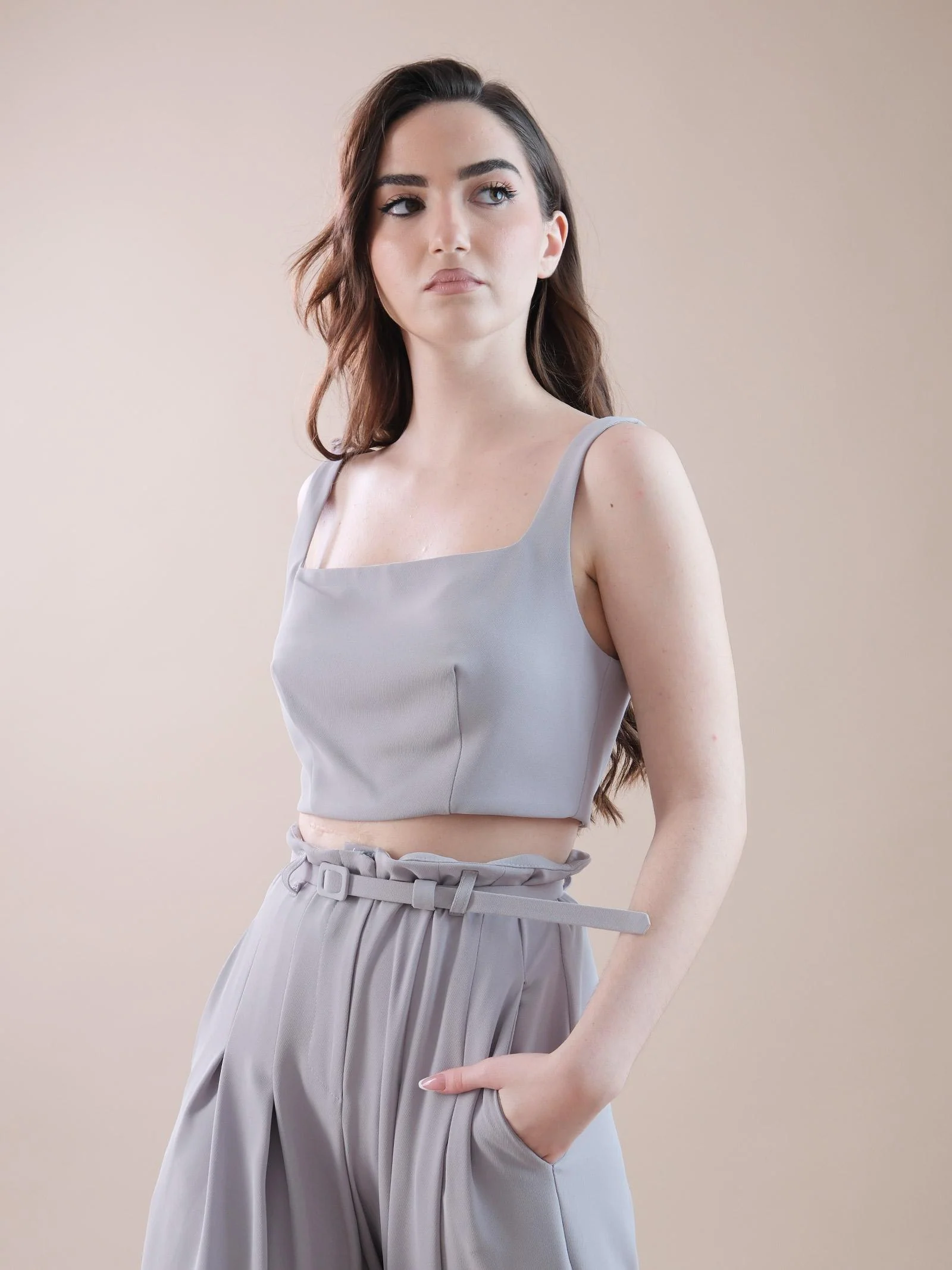 Crop top cemento con scollo quadrato e spalline - Image 2