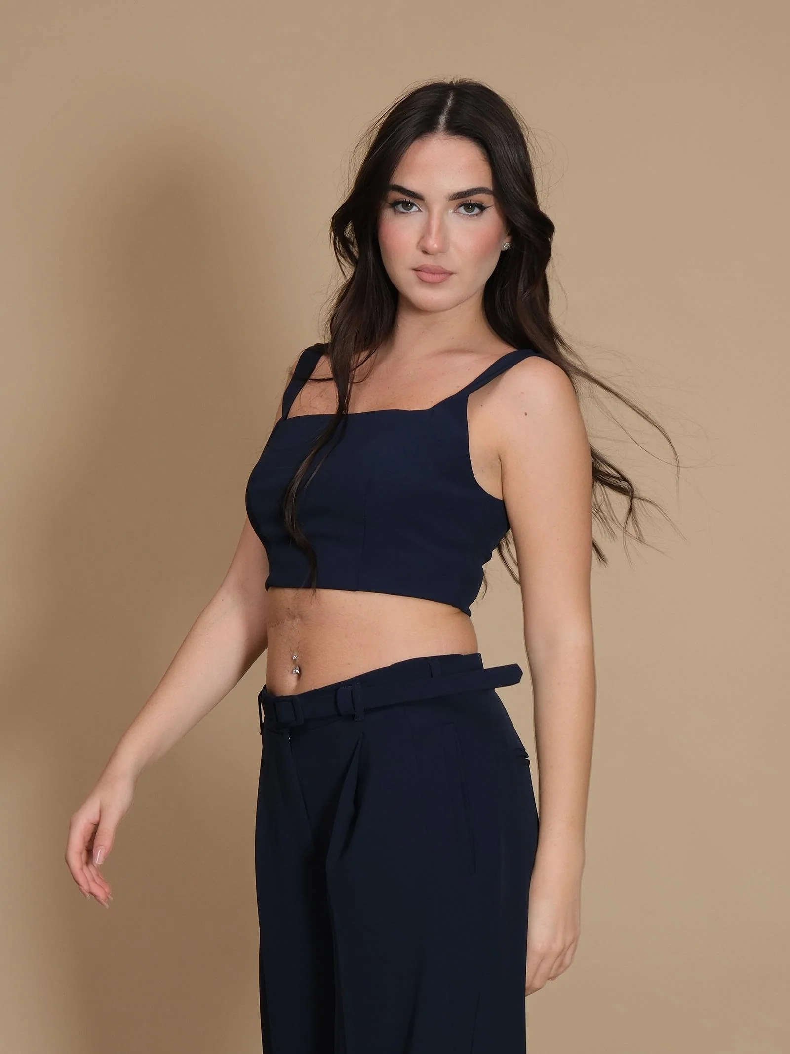 Crop top Imperial blu con scollo quadrato e spalline - Image 2