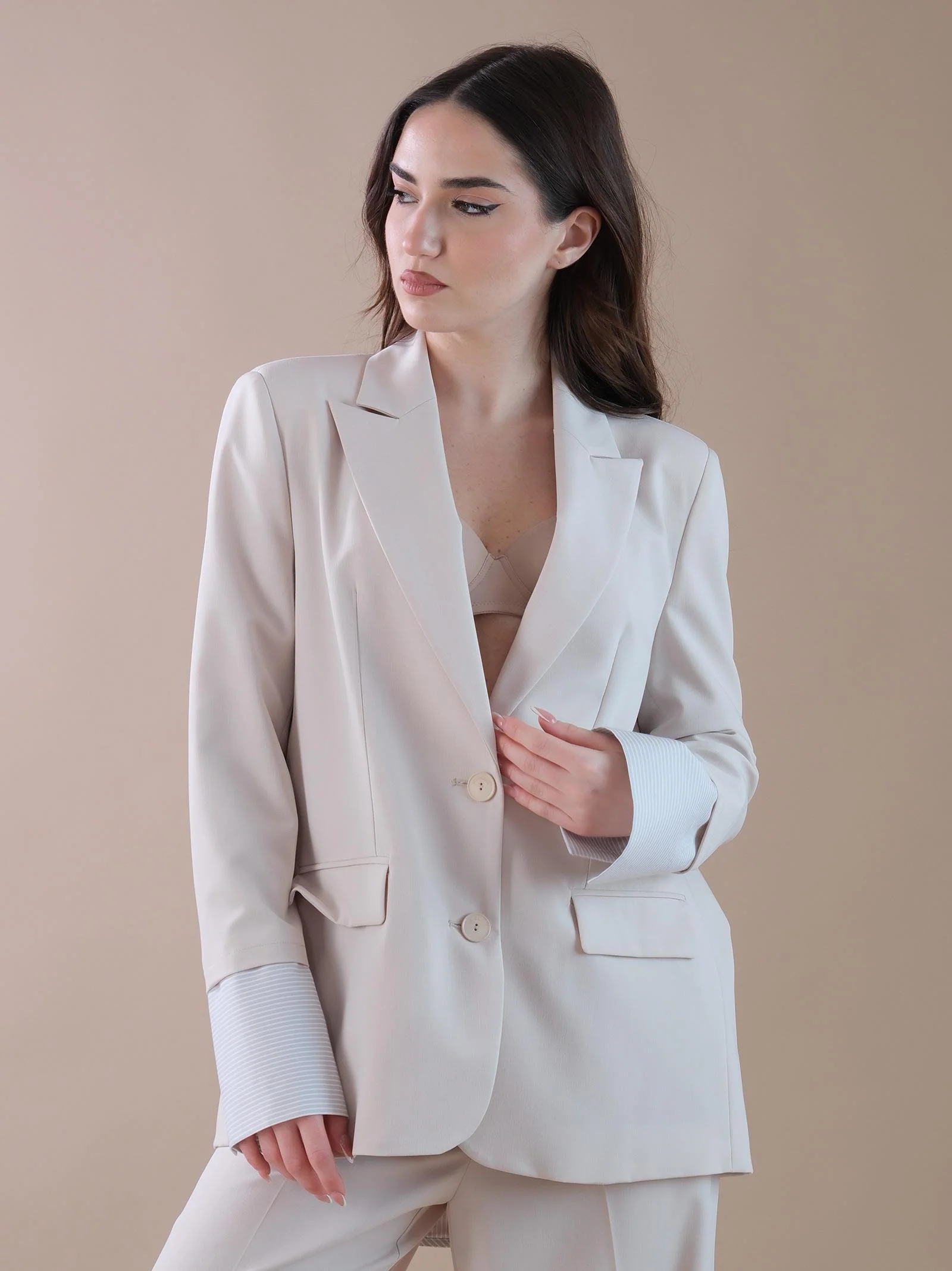 Giacca beige aperta sul retro con camicia a righe - Image 2