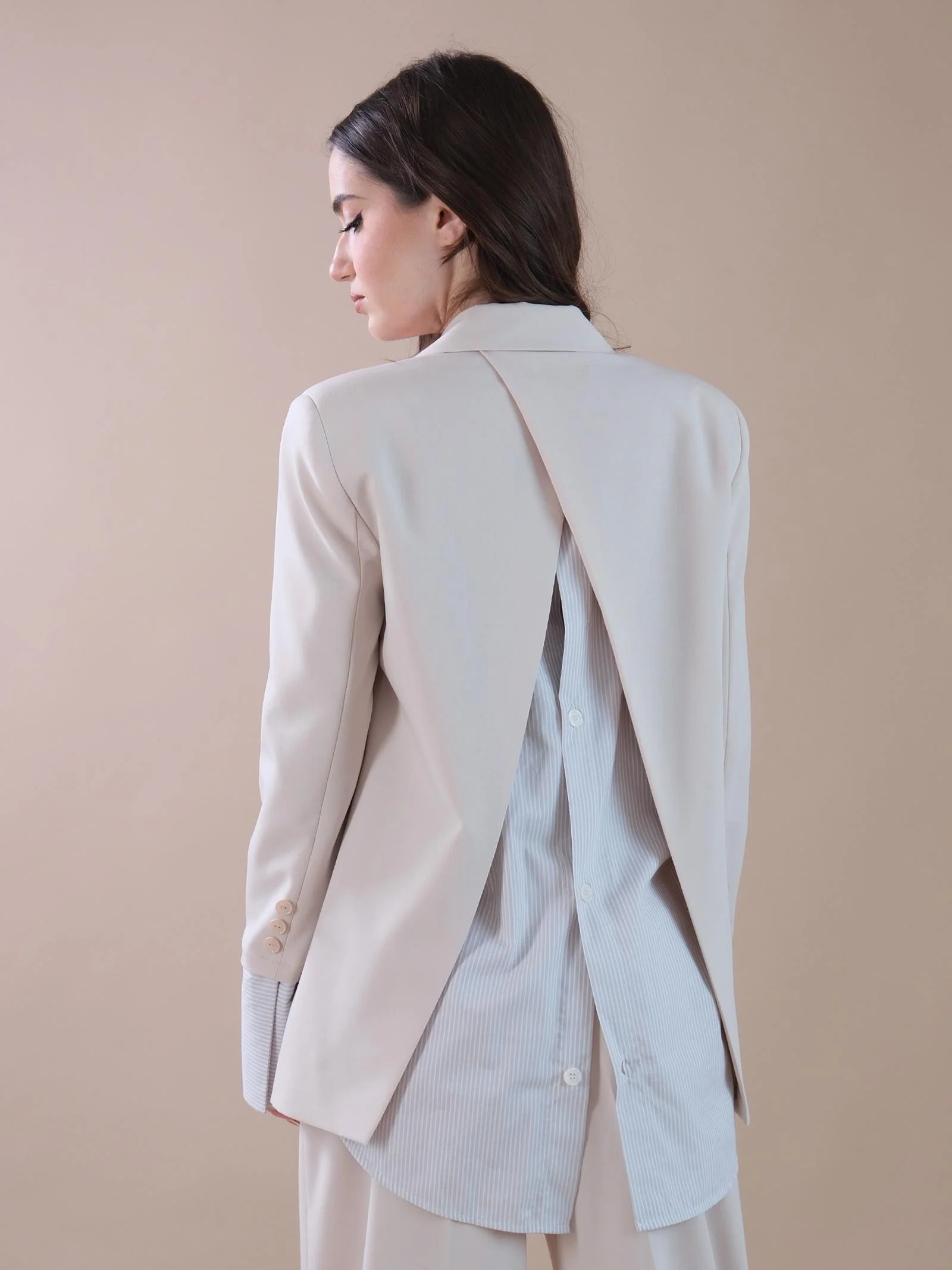 Giacca beige aperta sul retro con camicia a righe - Image 3
