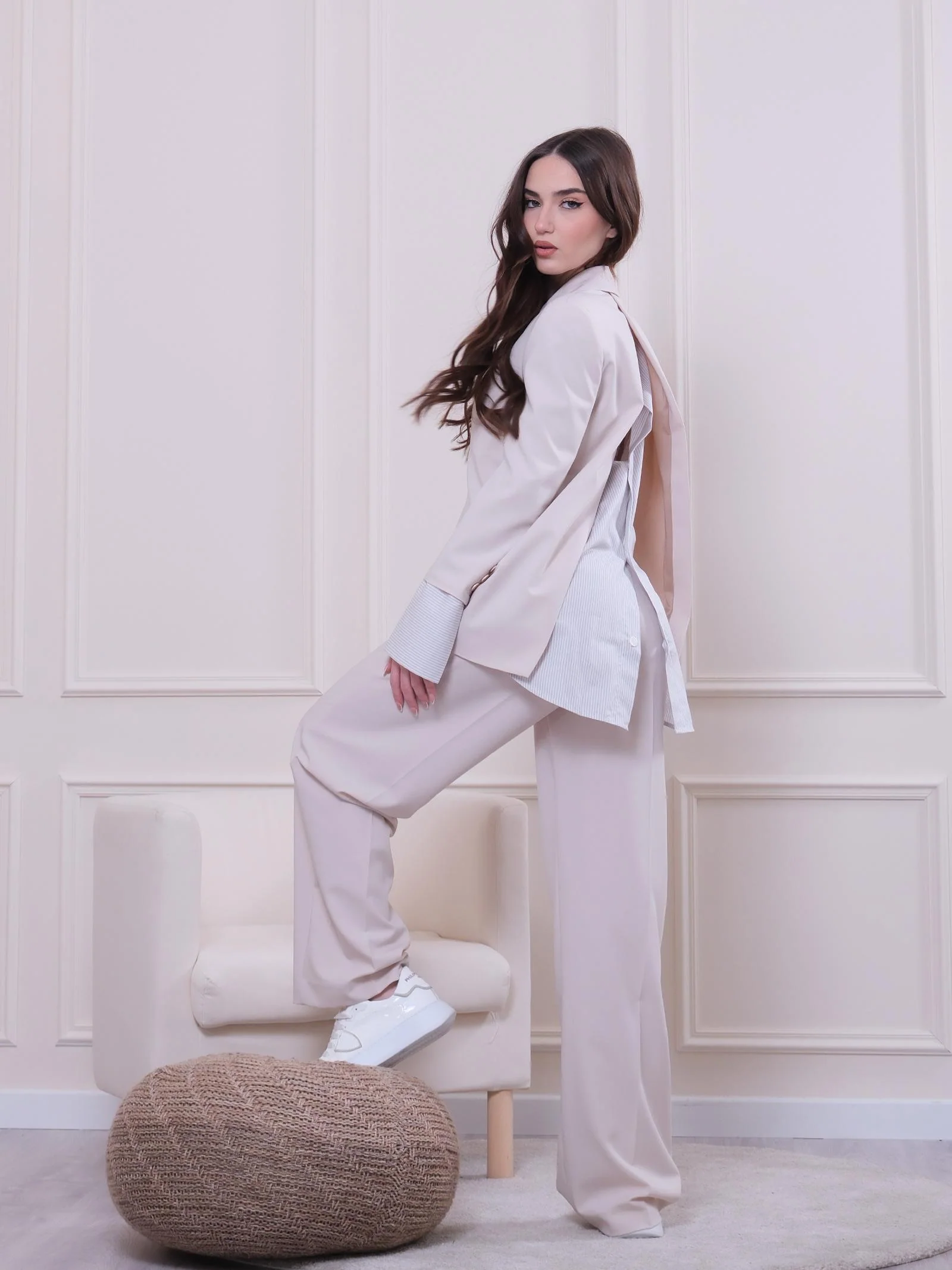 Giacca beige aperta sul retro con camicia a righe - Image 4