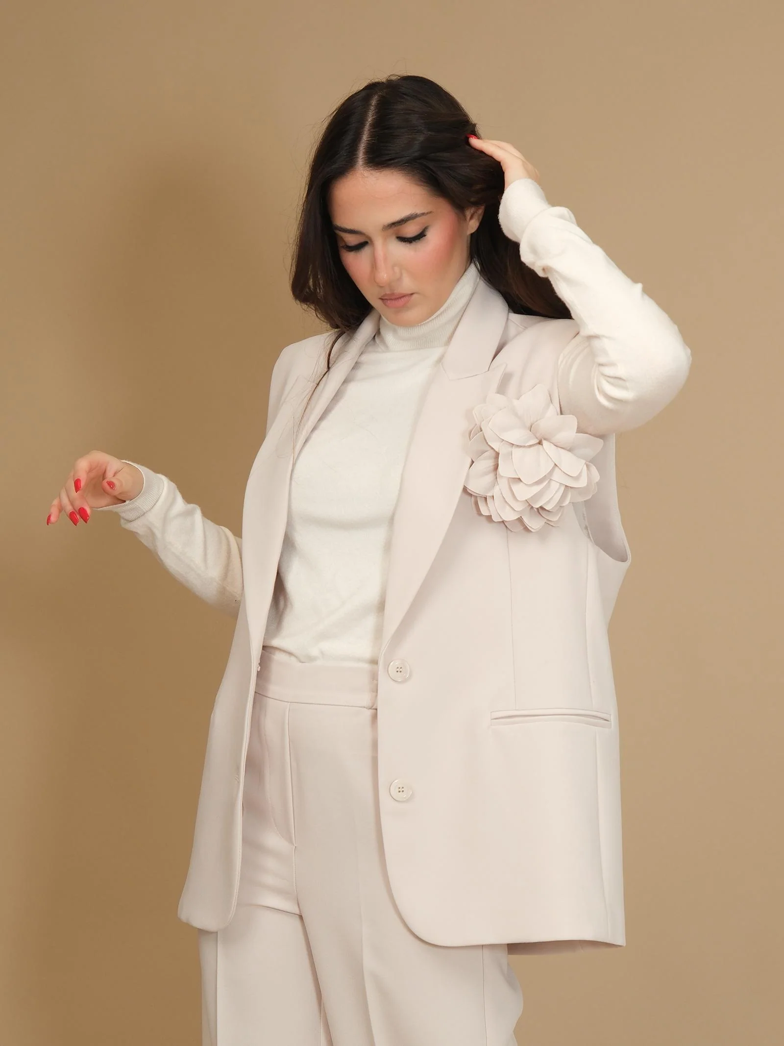 Maxi gilet Imperial vaniglia con maxi spilla fiore removibile - Image 2