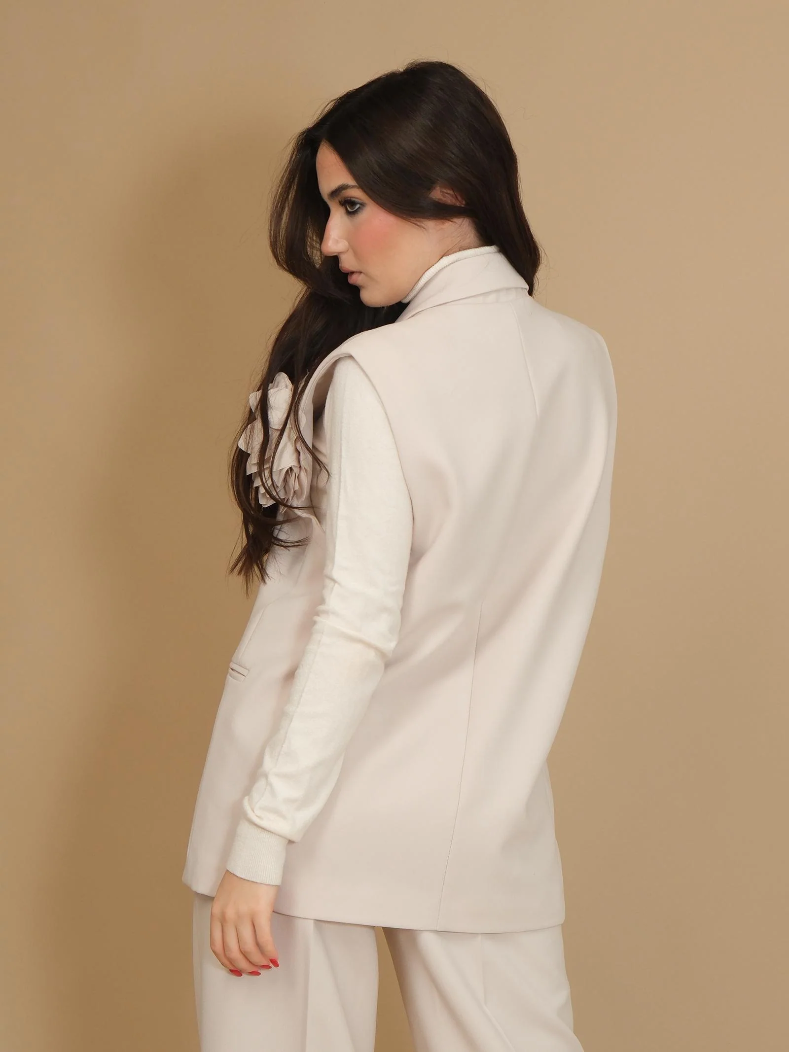 Maxi gilet Imperial vaniglia con maxi spilla fiore removibile - Image 3