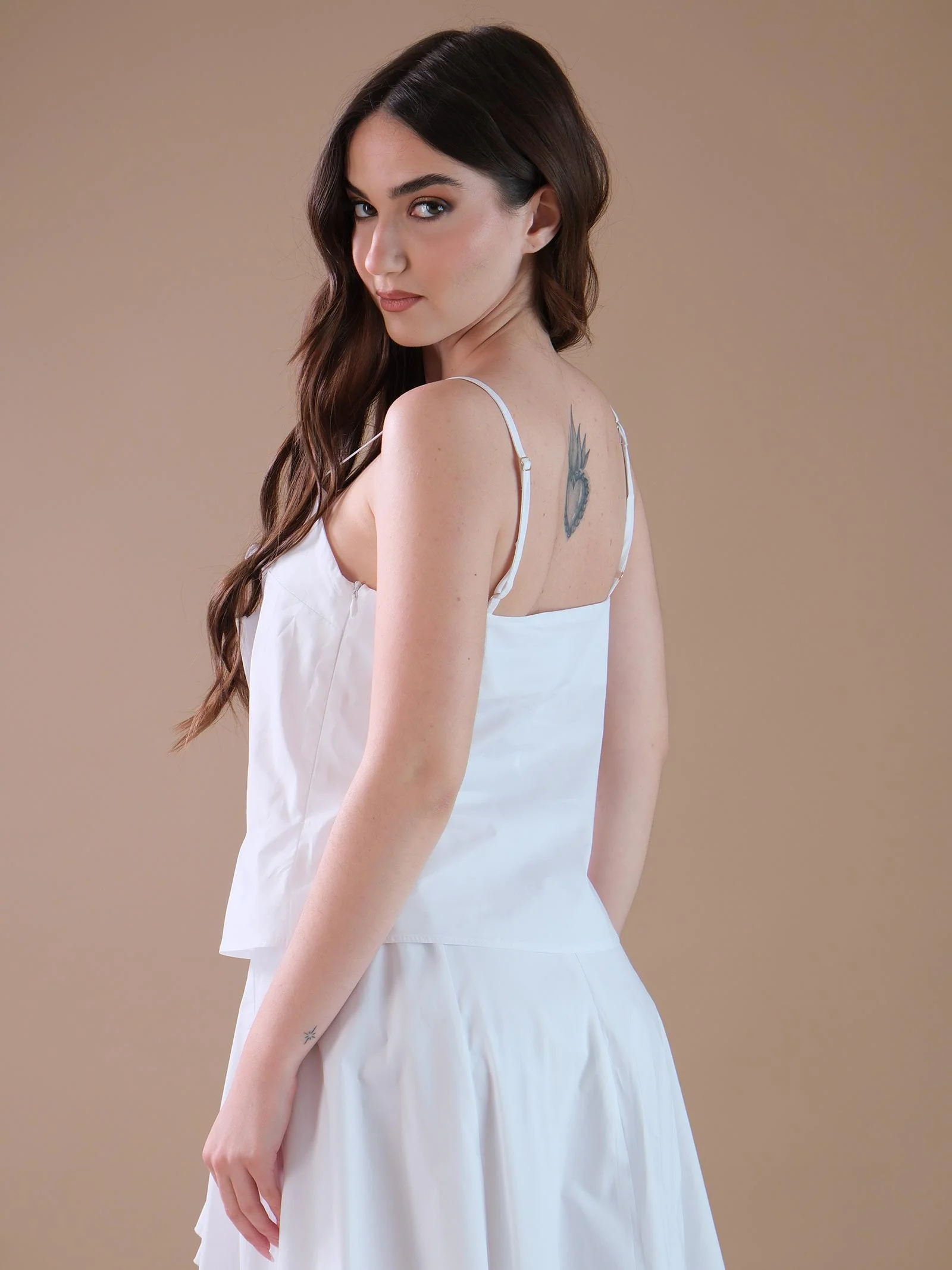 Top bianco in cotone con maxi rosa sul fronte - Image 3