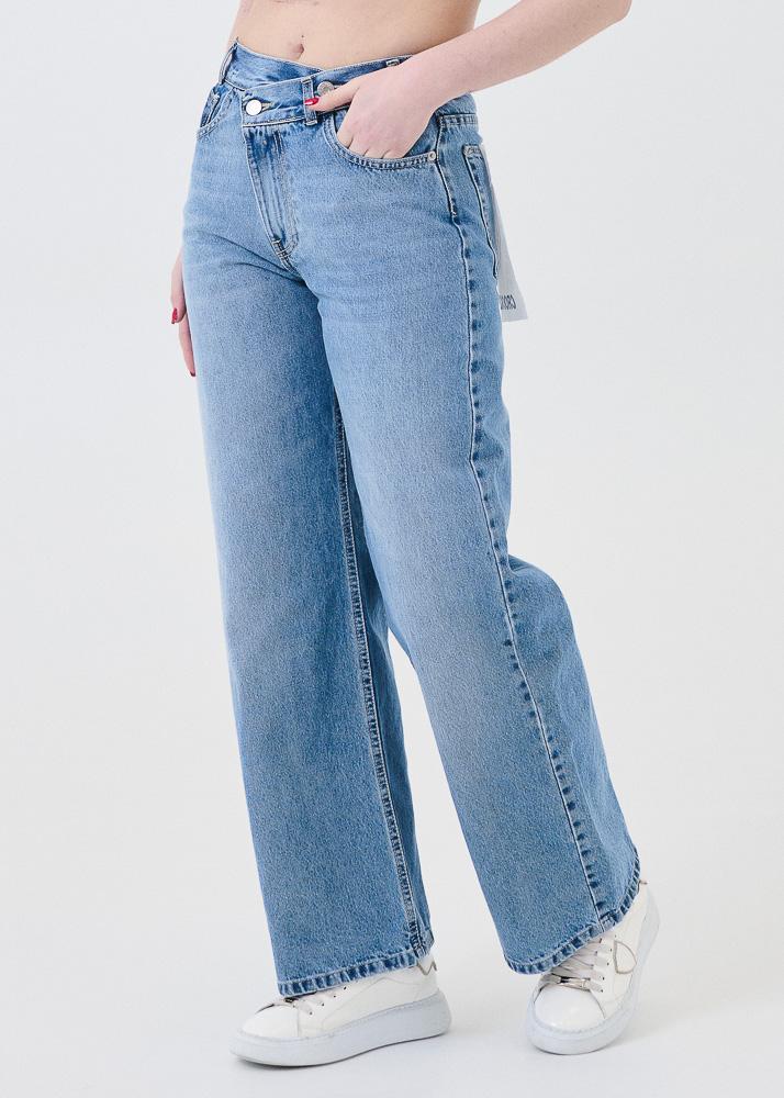 Jeans "crooked" Haveone blu con abbottonatura asimmetrica - Image 2