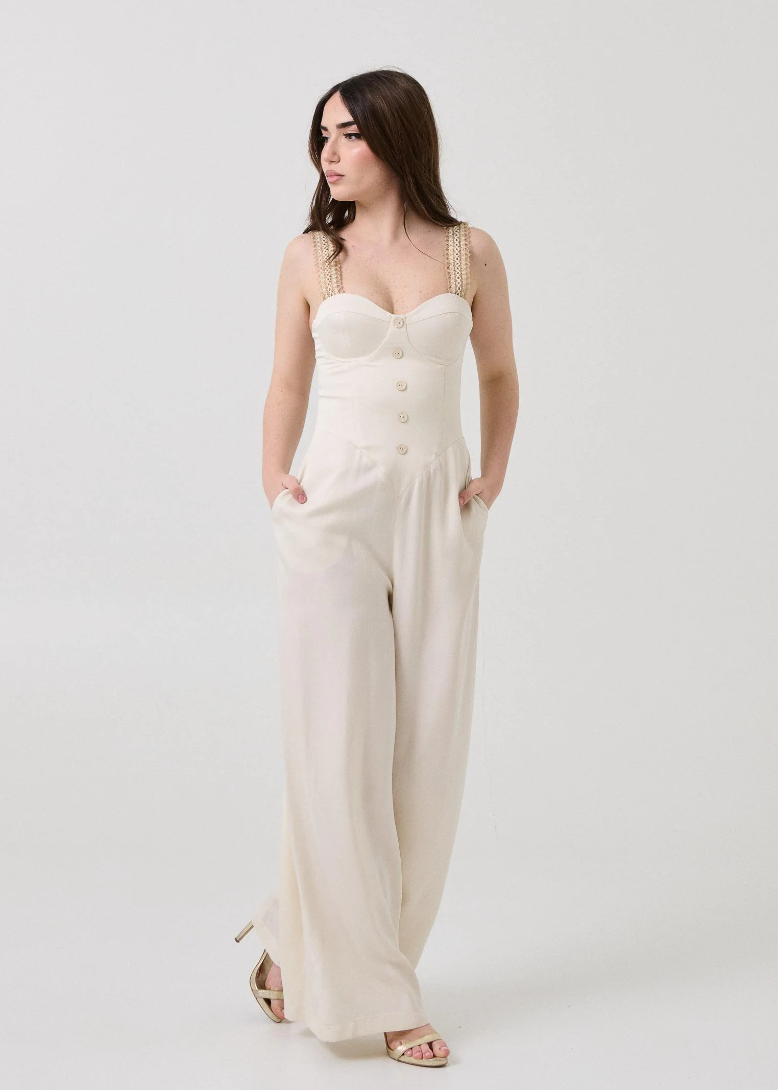 Jumpsuit Bohemian Vì bianca con spalline in crochet - Image 3