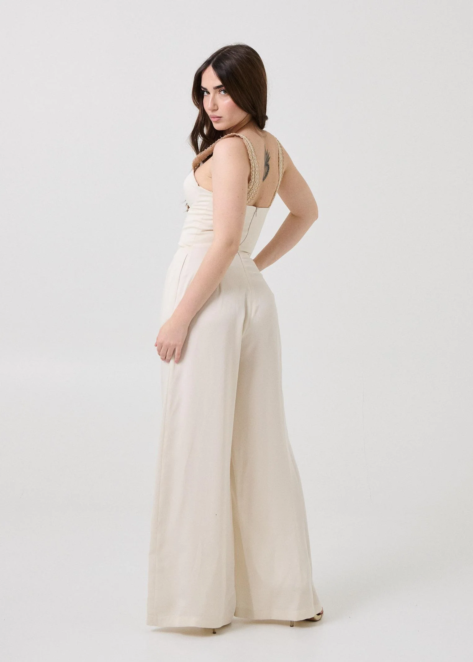 Jumpsuit Bohemian Vì bianca con spalline in crochet - Image 4