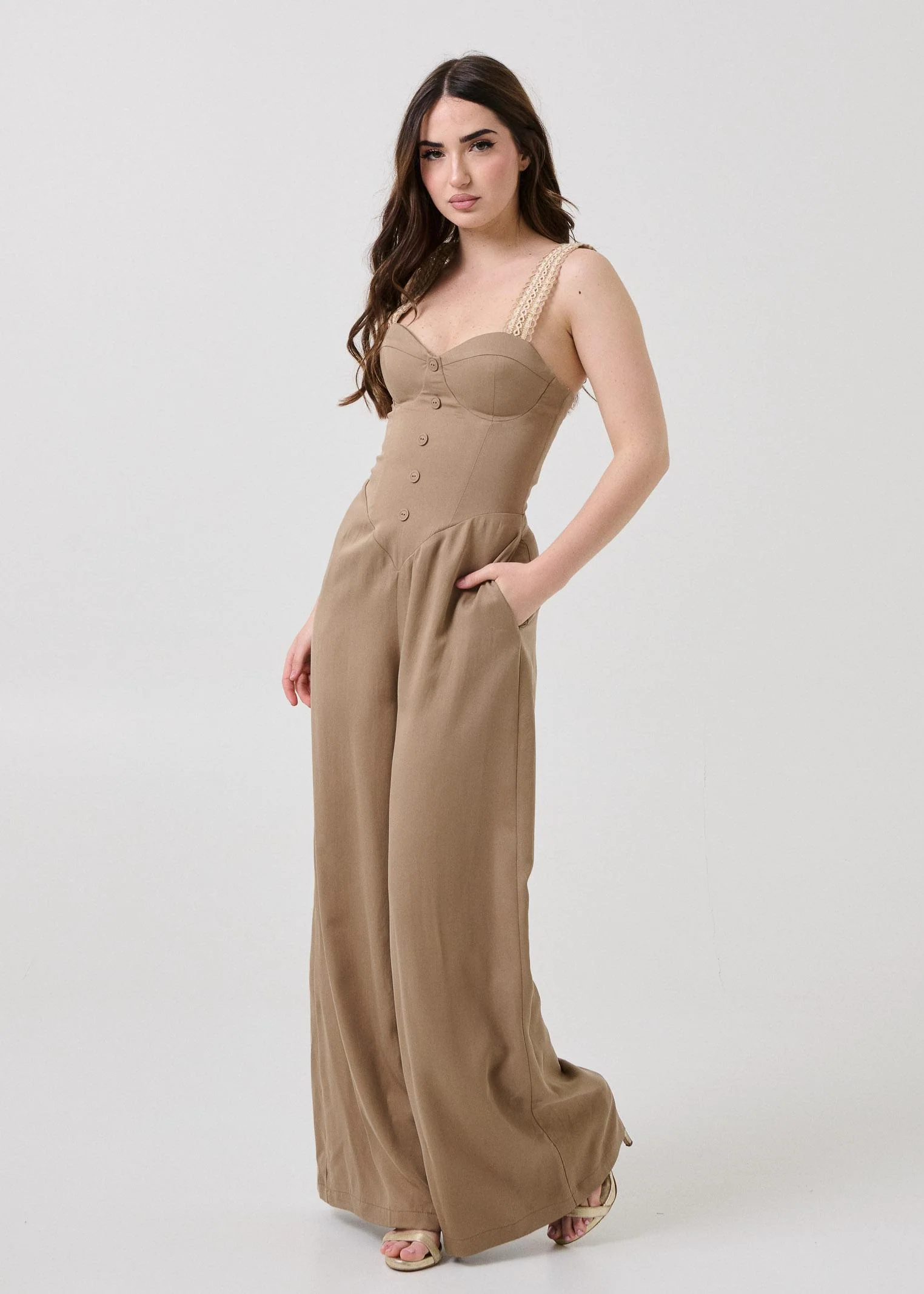 Jumpsuit Bohemian Vì taupe con spalline in crochet - Image 2