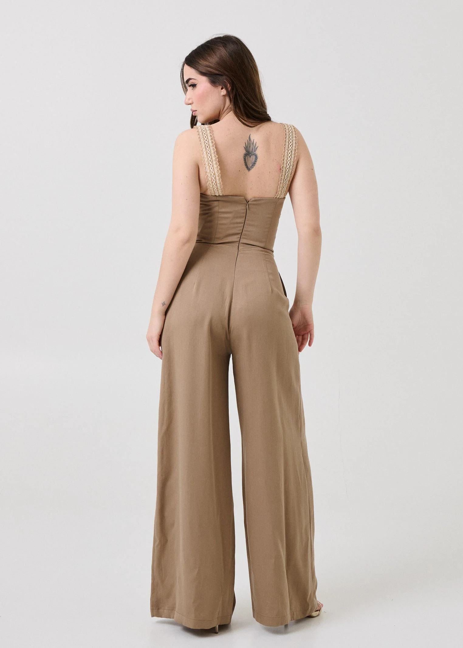 Jumpsuit Bohemian Vì taupe con spalline in crochet - Image 4