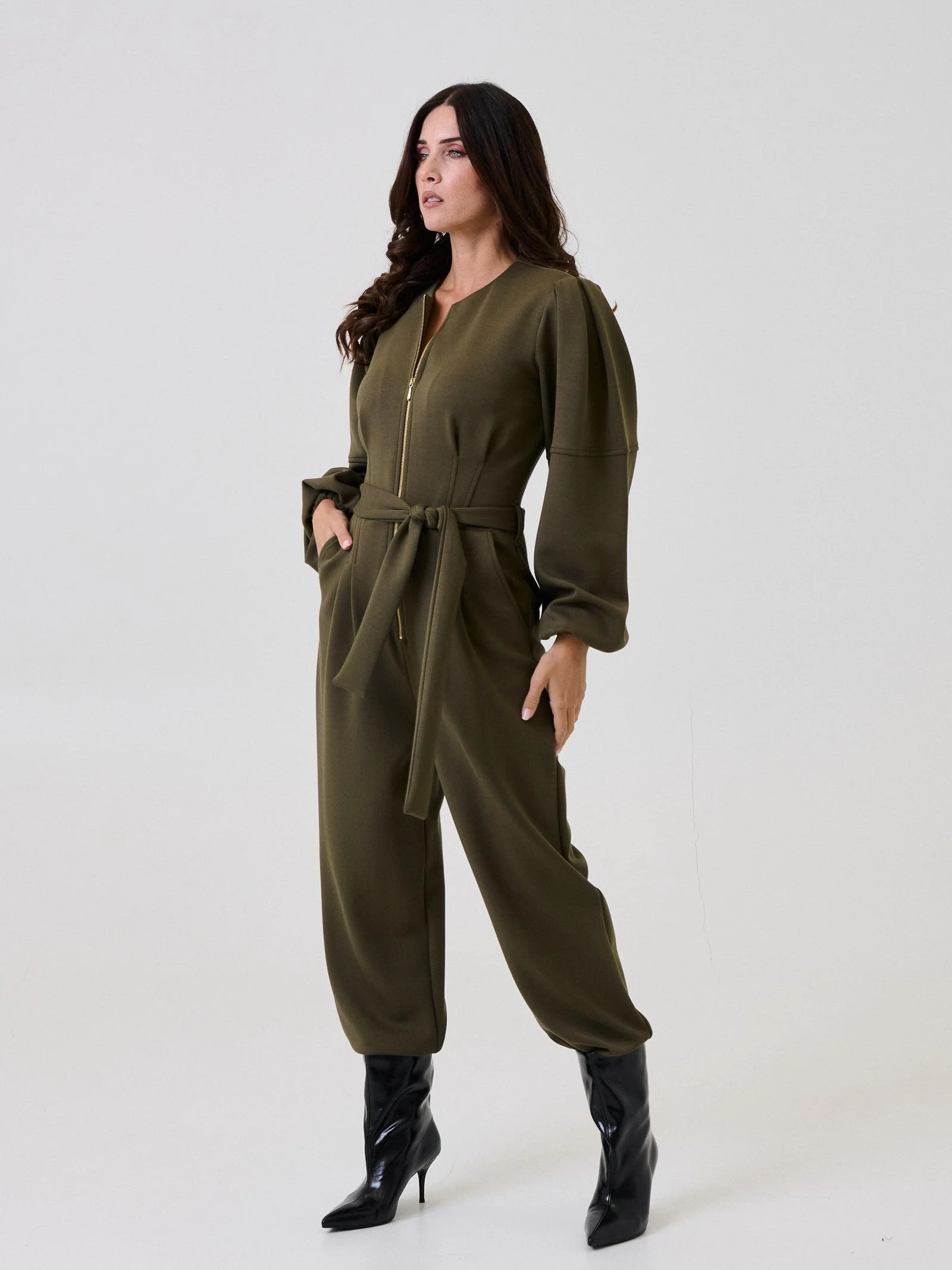 Jumpsuit Bohemian Vì verde militare con zip centrale - Image 2