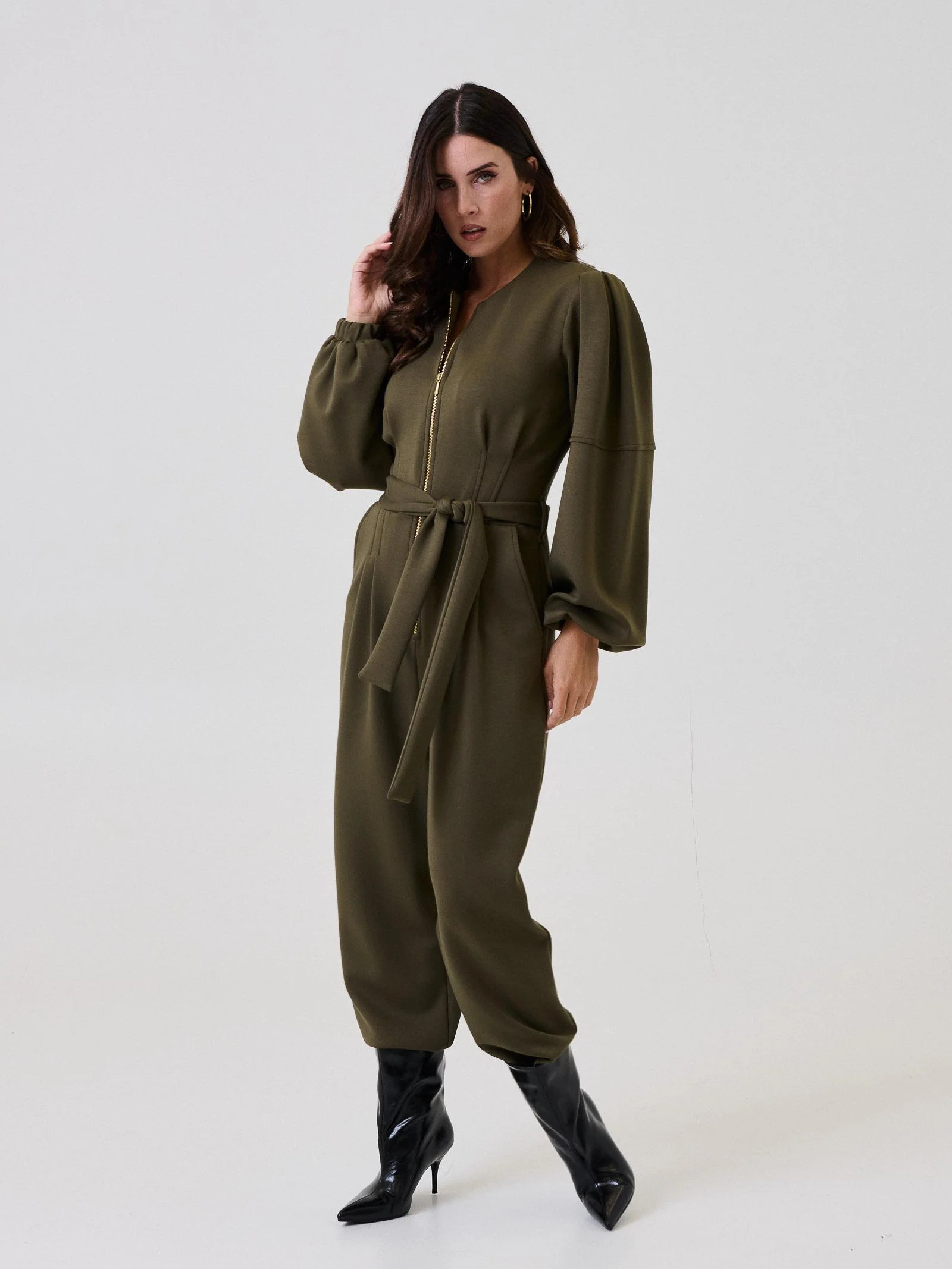Jumpsuit Bohemian Vì verde militare con zip centrale - Image 3
