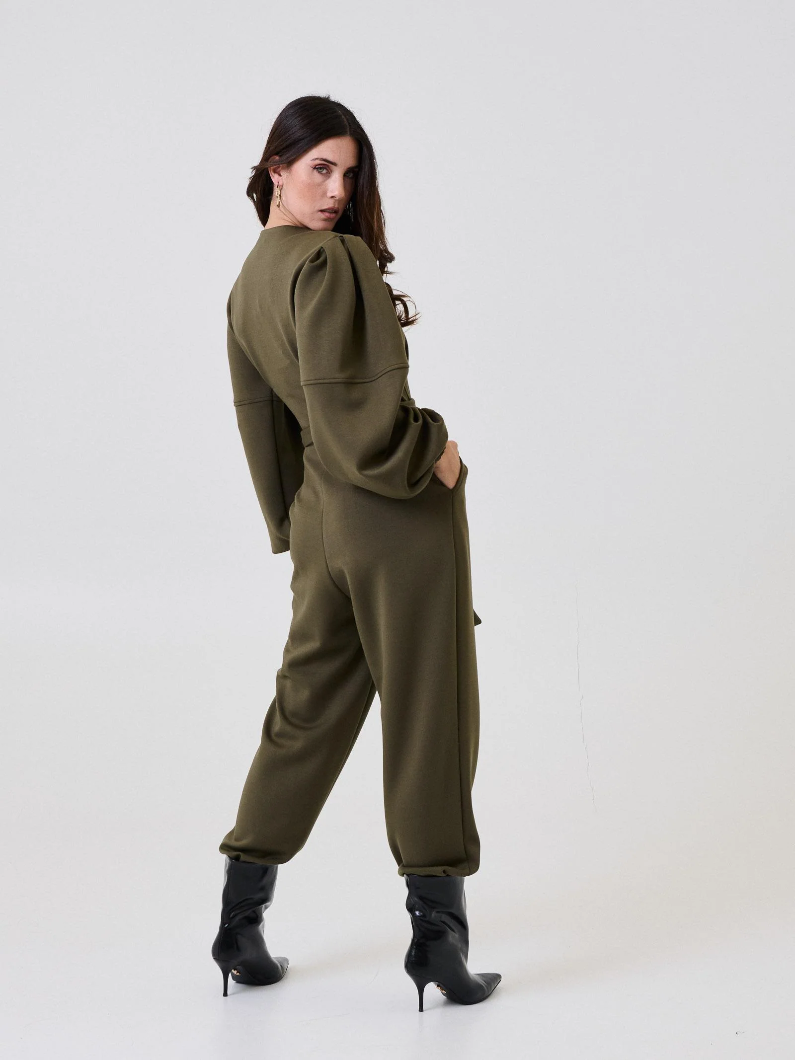Jumpsuit Bohemian Vì verde militare con zip centrale - Image 4