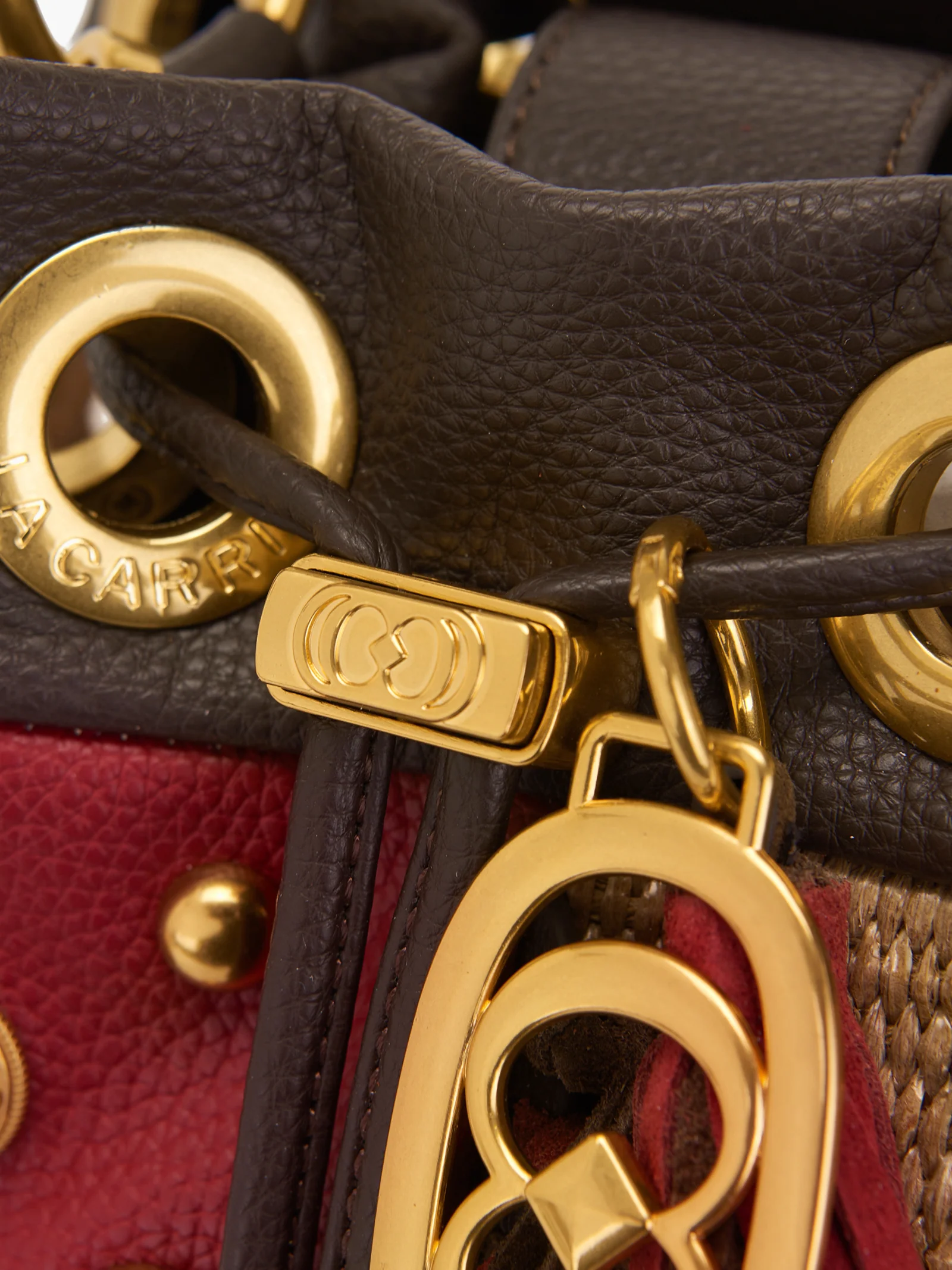 Borsa a secchiello La Carrie Bag marrone intrecciata con borchie - Image 5